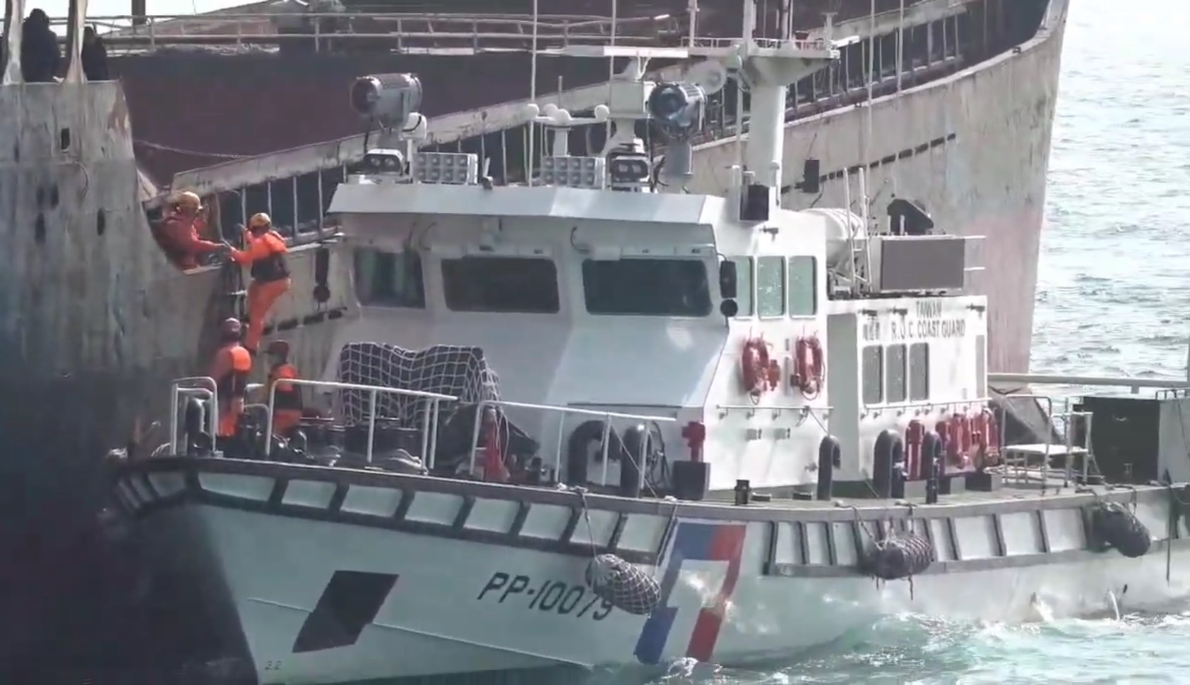 海巡署將涉嫌拖斷台澎三號海纜的中資權宜輪押回安平港，船長今遭起訴。（海巡署提供）