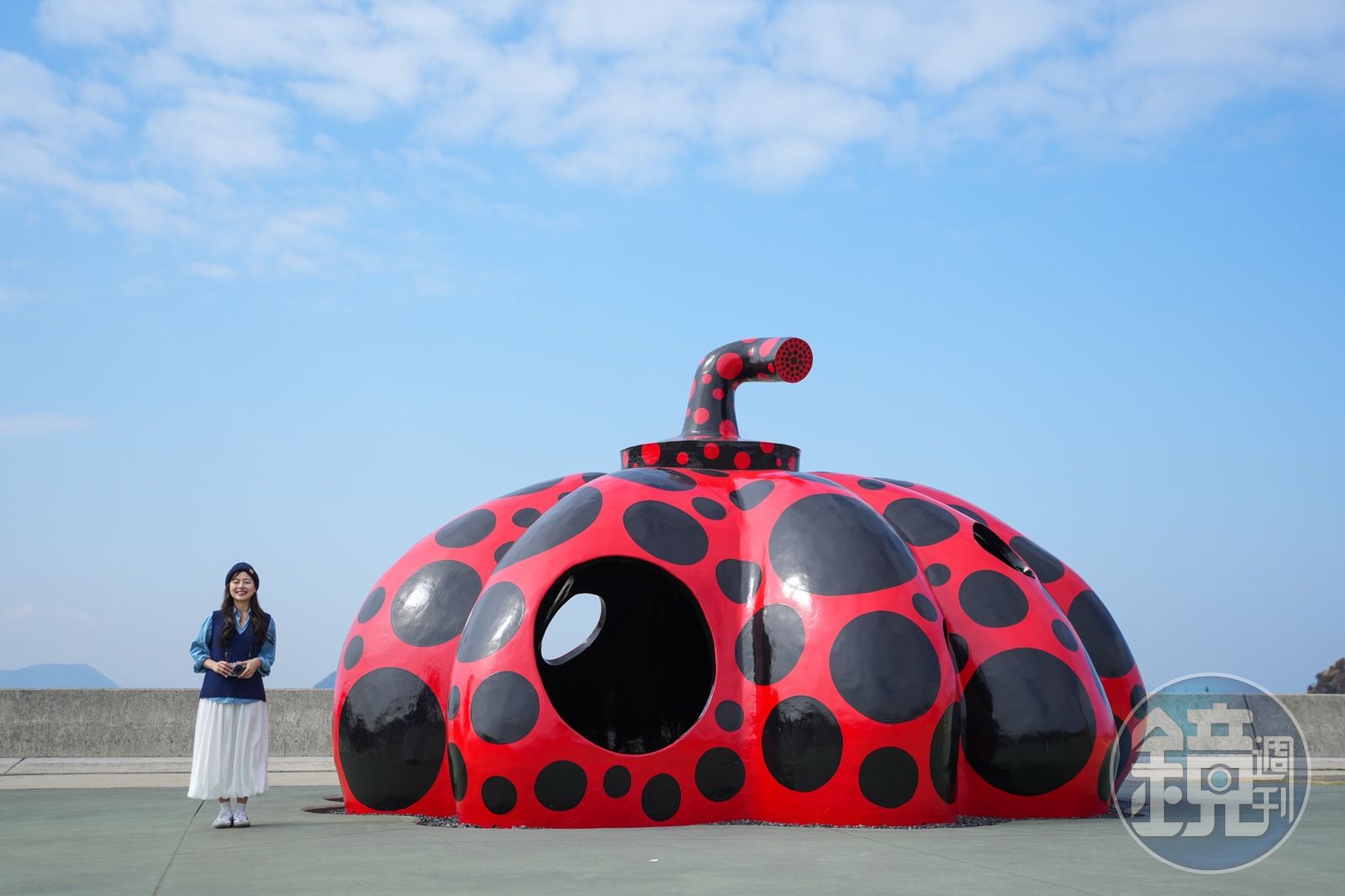 直島上草間彌生的名作之一紅南瓜《赤かぼちゃ》。(Credit:“Red Pumpkin”Yayoi Kusama,2006 Naoshima Miyanoura Port Square ©YAYOI KUSAMA)*請勿擅自轉載