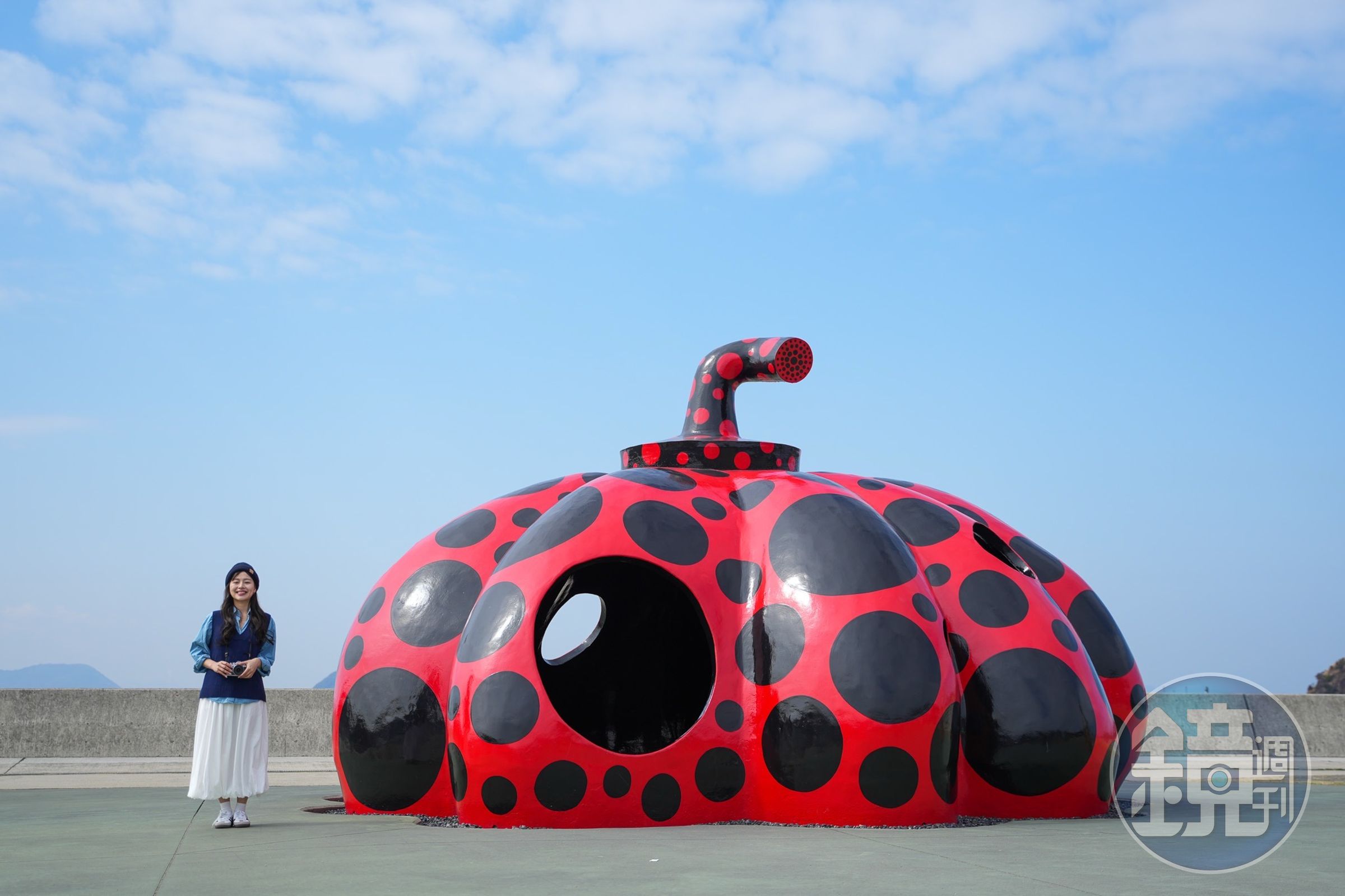 直島上草間彌生的名作之一紅南瓜《赤かぼちゃ》。（Credit：“Red Pumpkin”Yayoi Kusama,2006 Naoshima Miyanoura Port Square ©YAYOI KUSAMA）*請勿擅自轉載