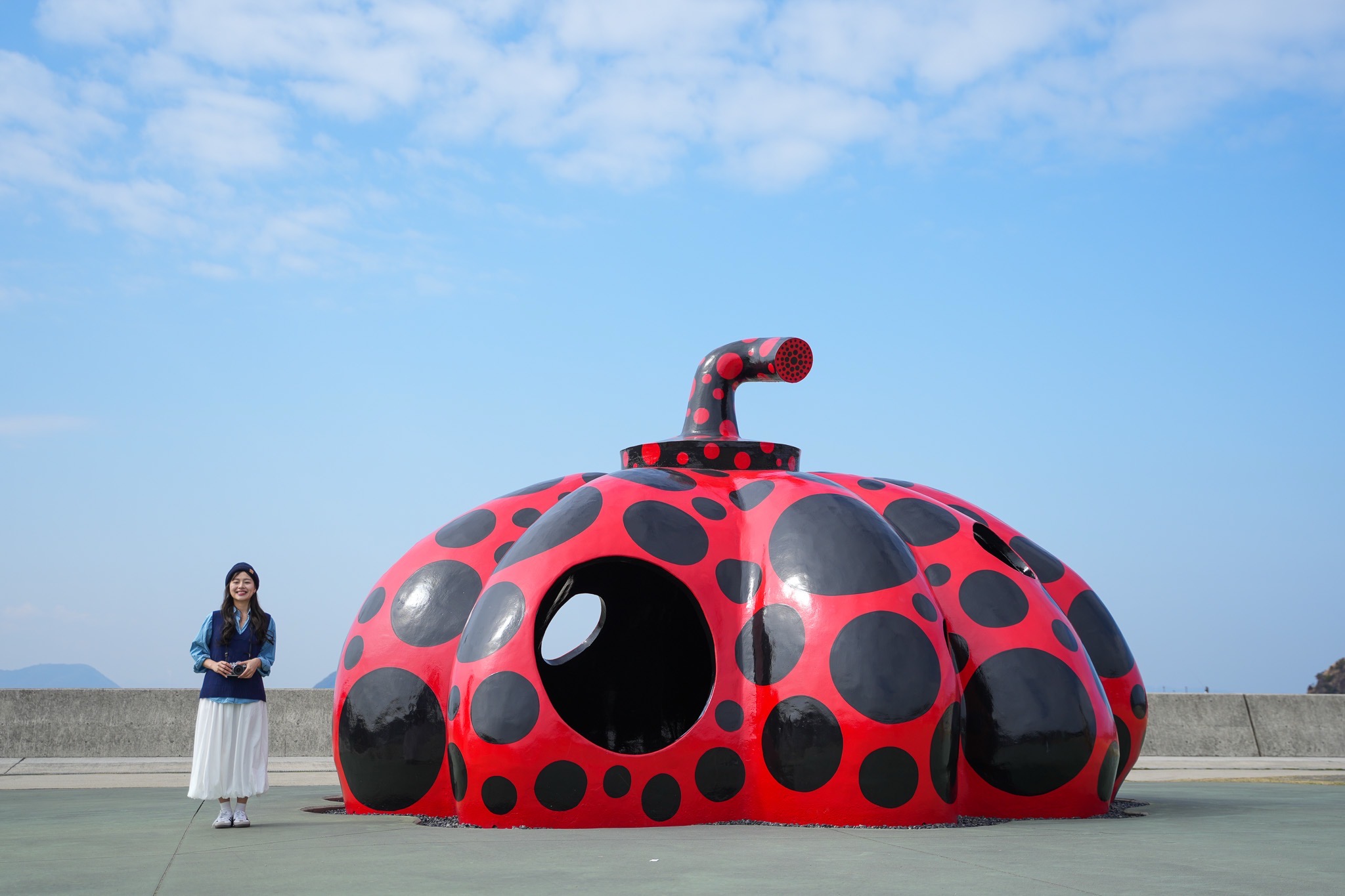 直島上草間彌生的名作之一紅南瓜《赤かぼちゃ》。(Credit:“Red Pumpkin”Yayoi Kusama,2006 Naoshima Miyanoura Port Square ©YAYOI KUSAMA)*請勿擅自轉載