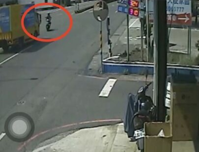 就讀某藥理大學的20歲黃姓男大生，與迎面而來的物流車發生對撞傷重不治。（翻攝畫面）