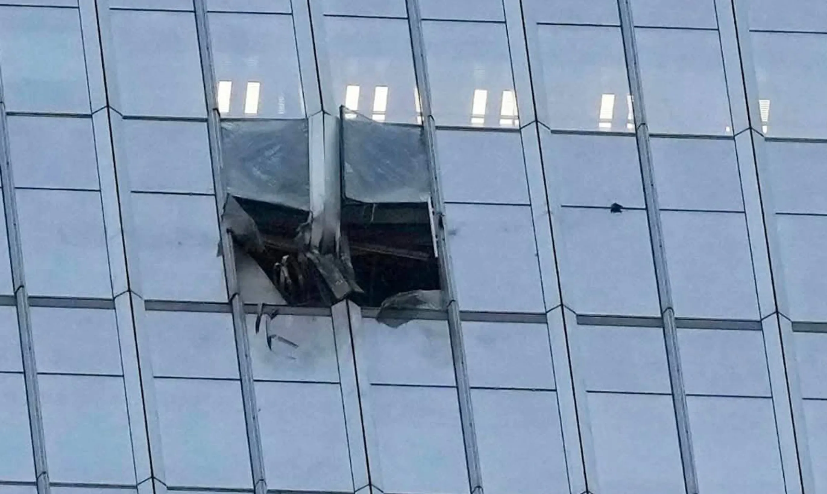 中國北京第一高樓中國尊昨日遭輕型飛機撞擊，駕駛當場身亡，官方遲至今日下午才證實消息。（翻攝X@whyyoutouzhele）