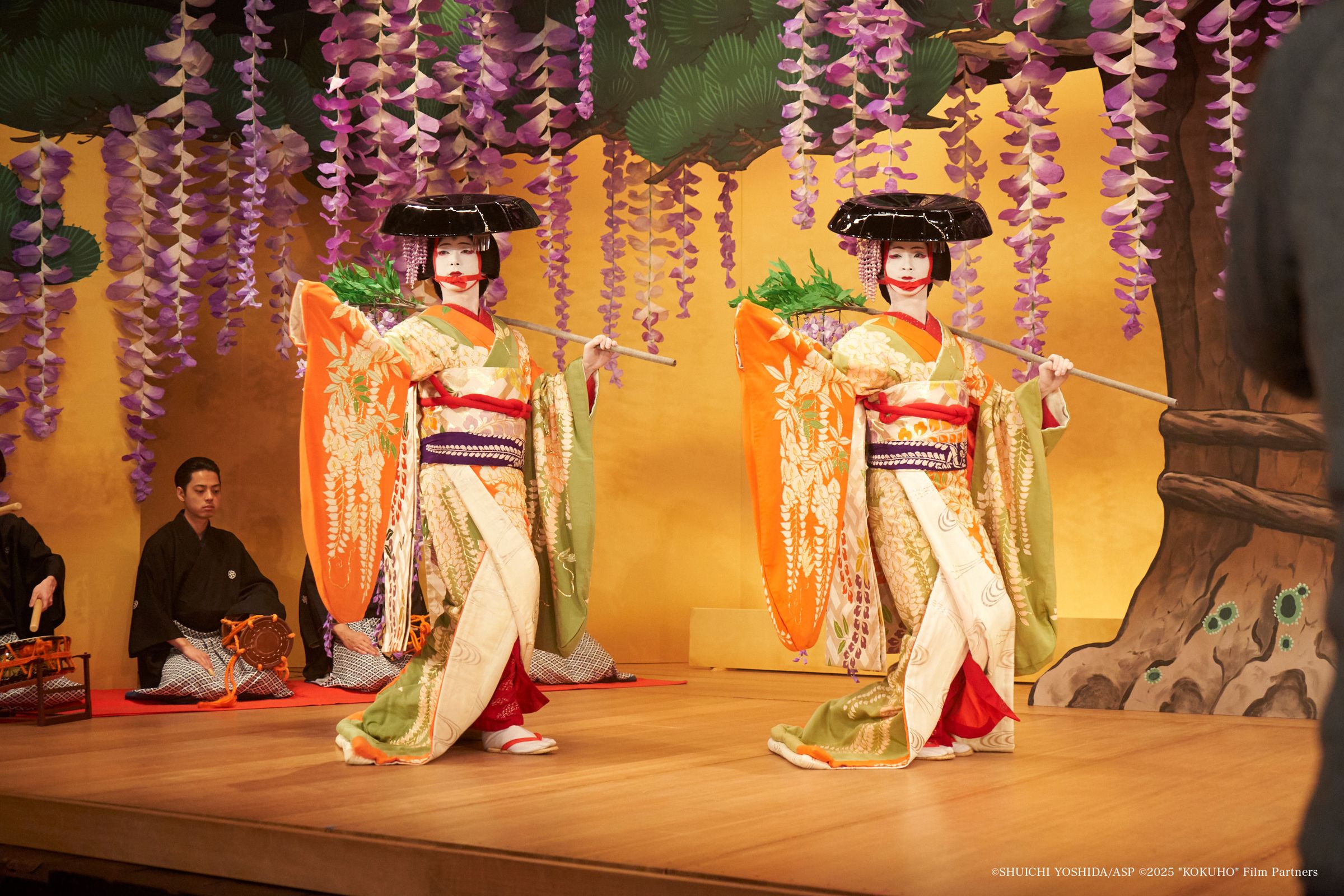 日影《國寶》由2位「國寶級帥哥」吉澤亮和橫濱流星詮釋歌舞伎演員,他們為此空出一年接受專業訓練。(傳影互動提供)