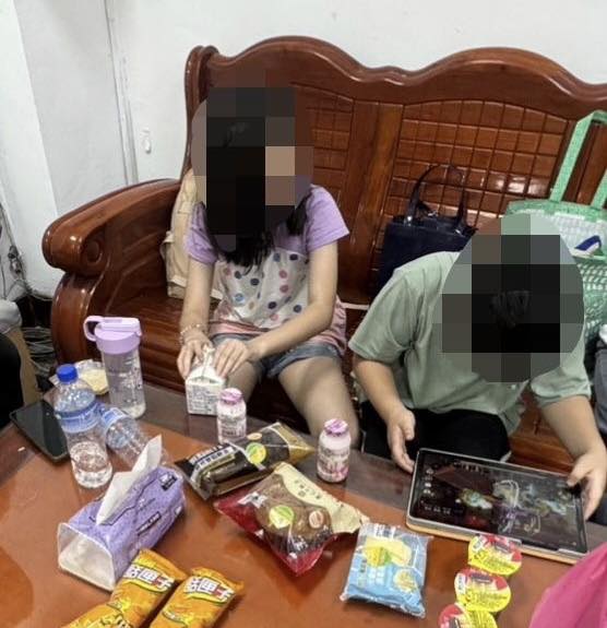 員警提供食物給小姊弟，補充體力。（翻攝自三峽分局•警繫三鶯線臉書）
