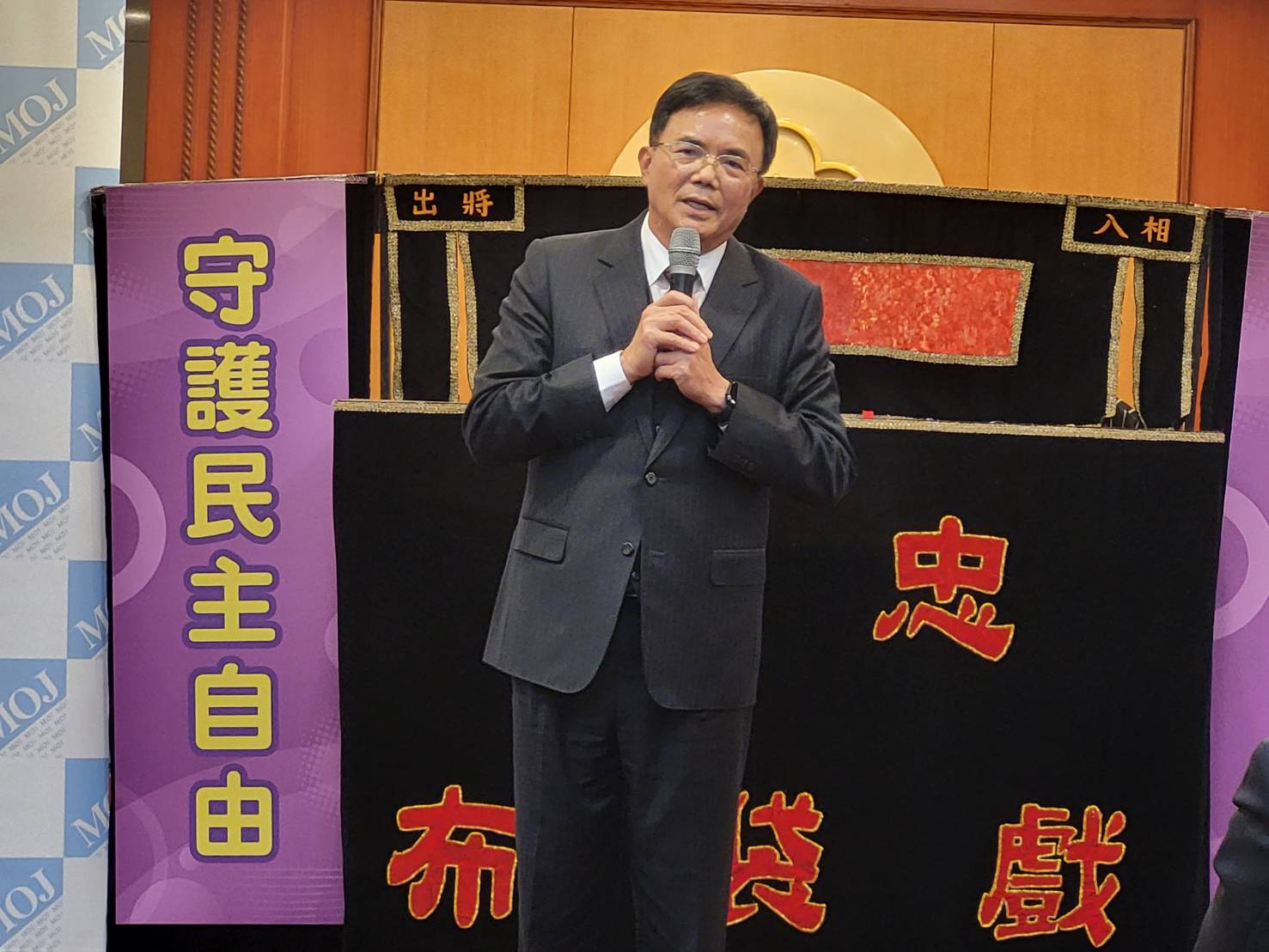 檢察總長邢泰釗出席「反賄選逗陣來、反介選為將來」宣示記者會。