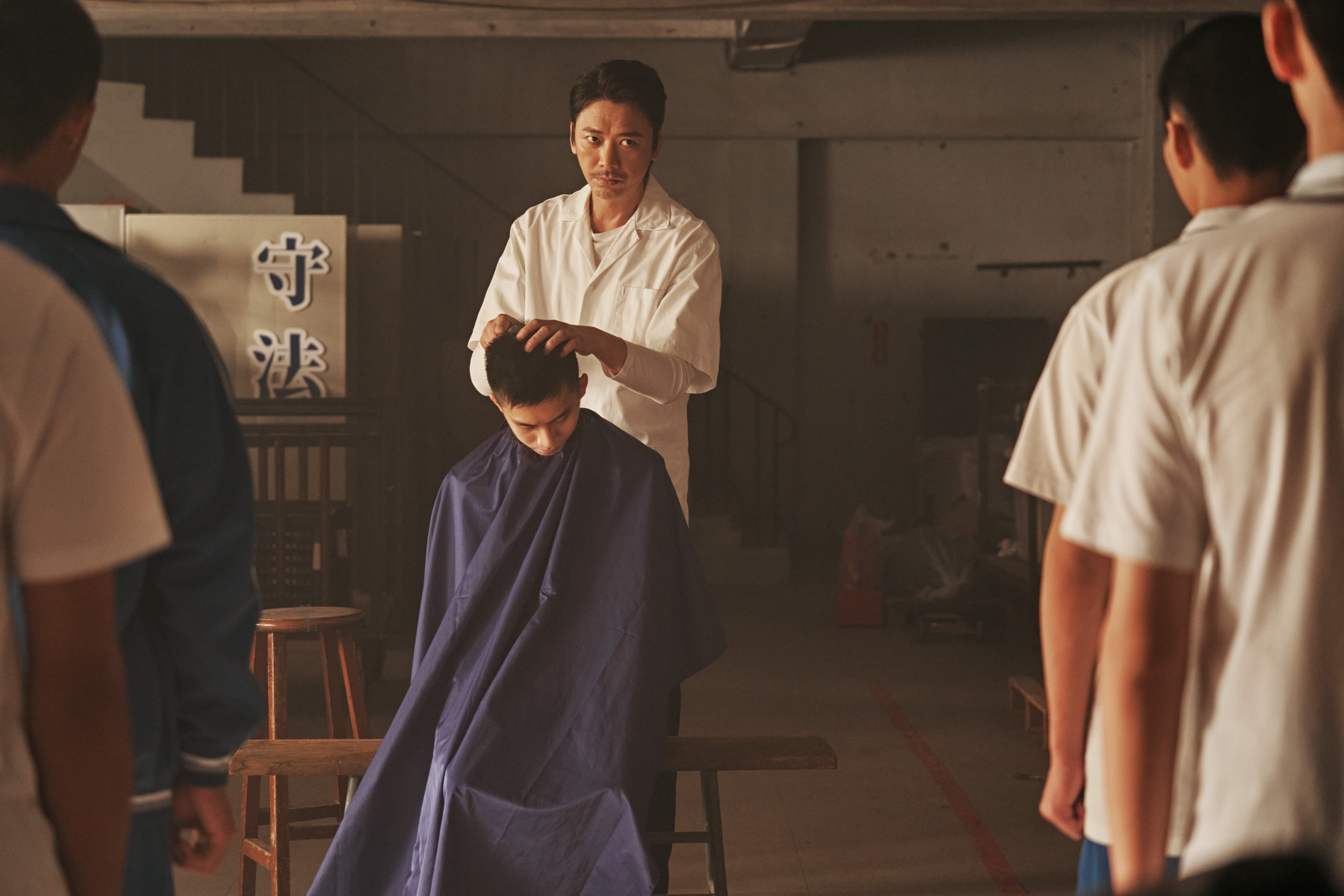 歌手信(蘇見信)在《美食無間》客串少年監獄理髮師傅「老劉」,背後身份卻是殺手組織領導人物,閃現冷冽氣場及超殺眼神。(發起日影視提供)