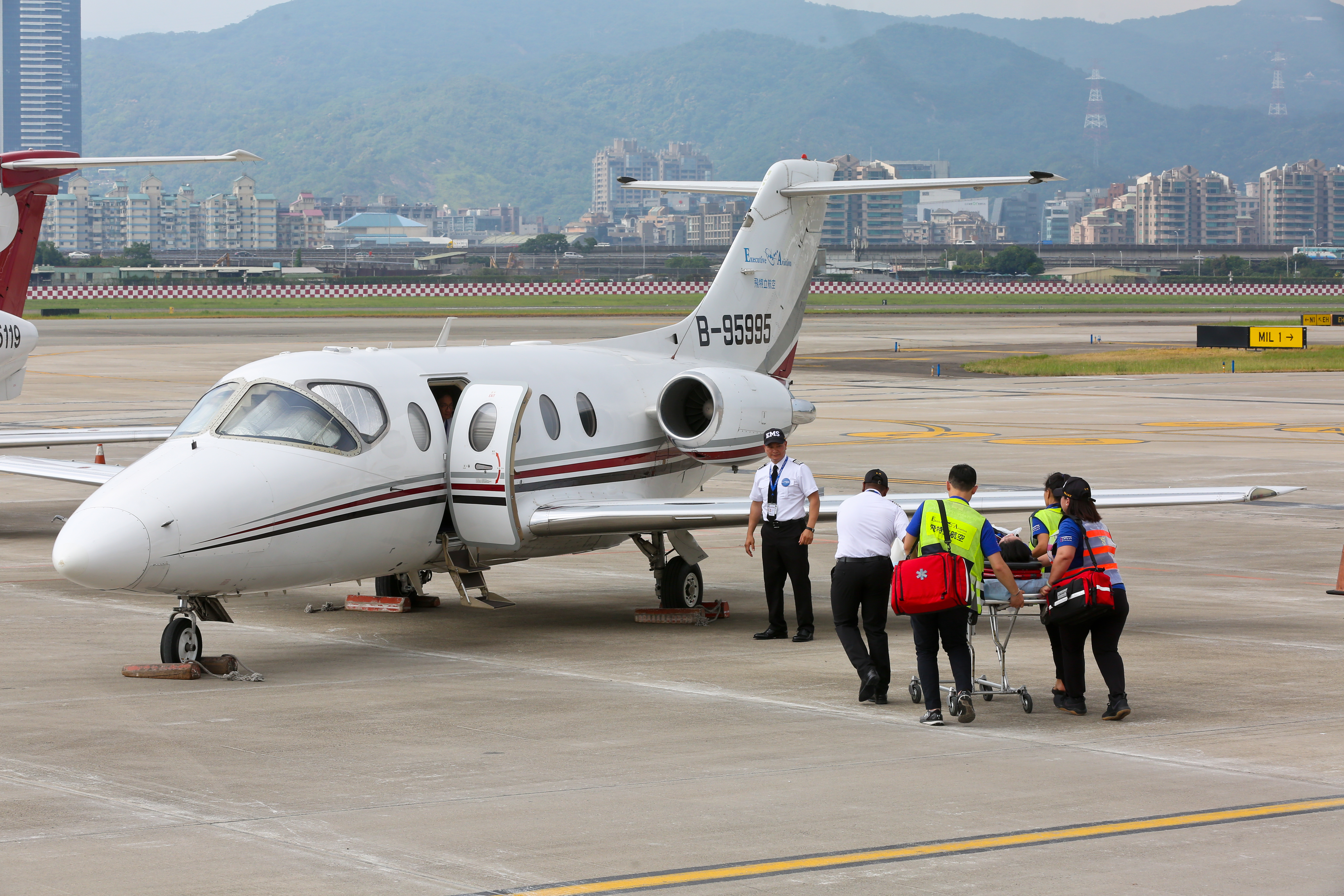 萬一在海外突發重症要返台治療，少有保險公司註明使用醫療專機送回台。