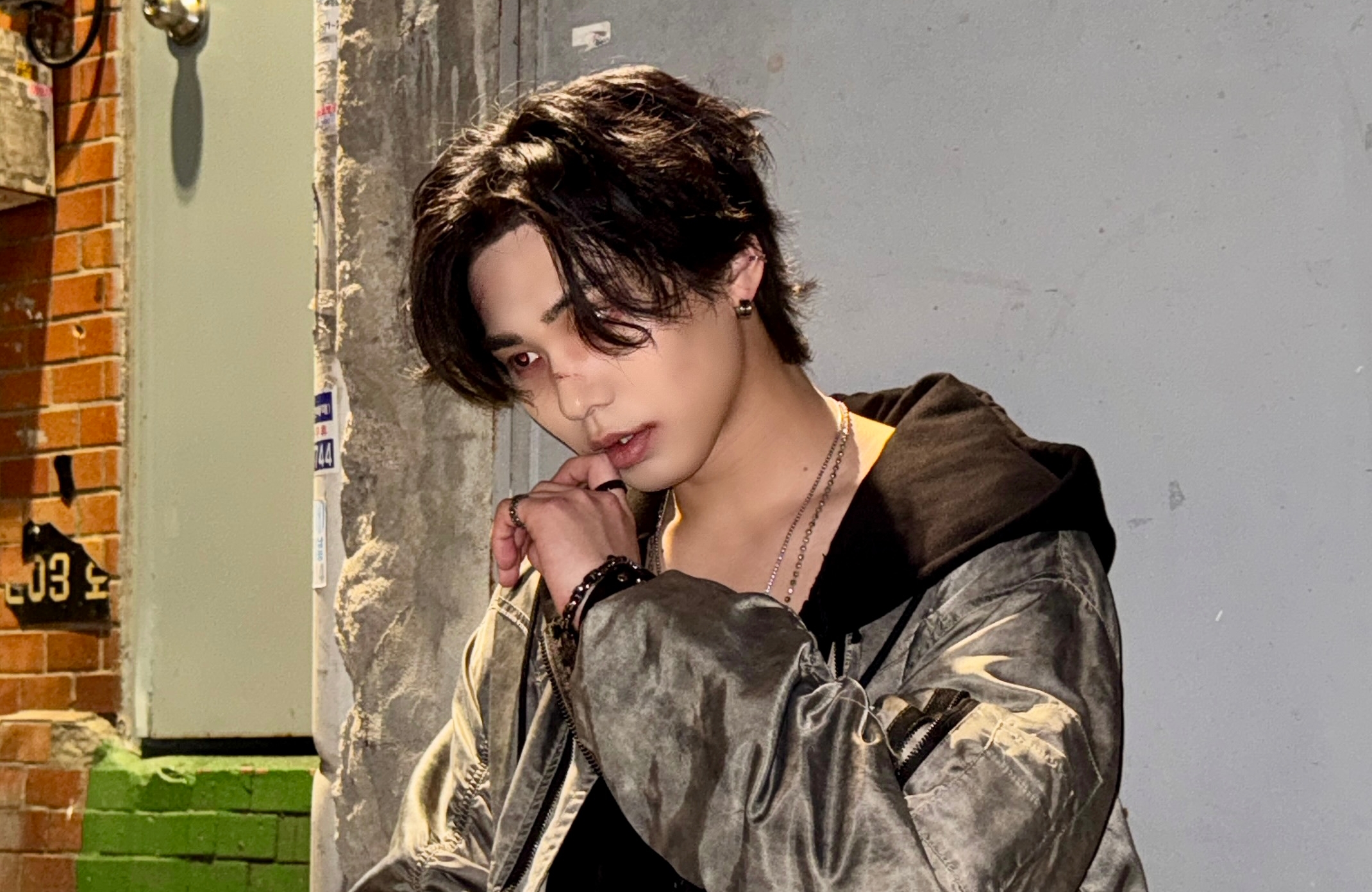 韓國歌手 Rocky 去年烤肉給粉絲吃、今年升級兩天一夜FAN CAMP。(歐妮娛樂、WONIJIN CO.,LTD提供)