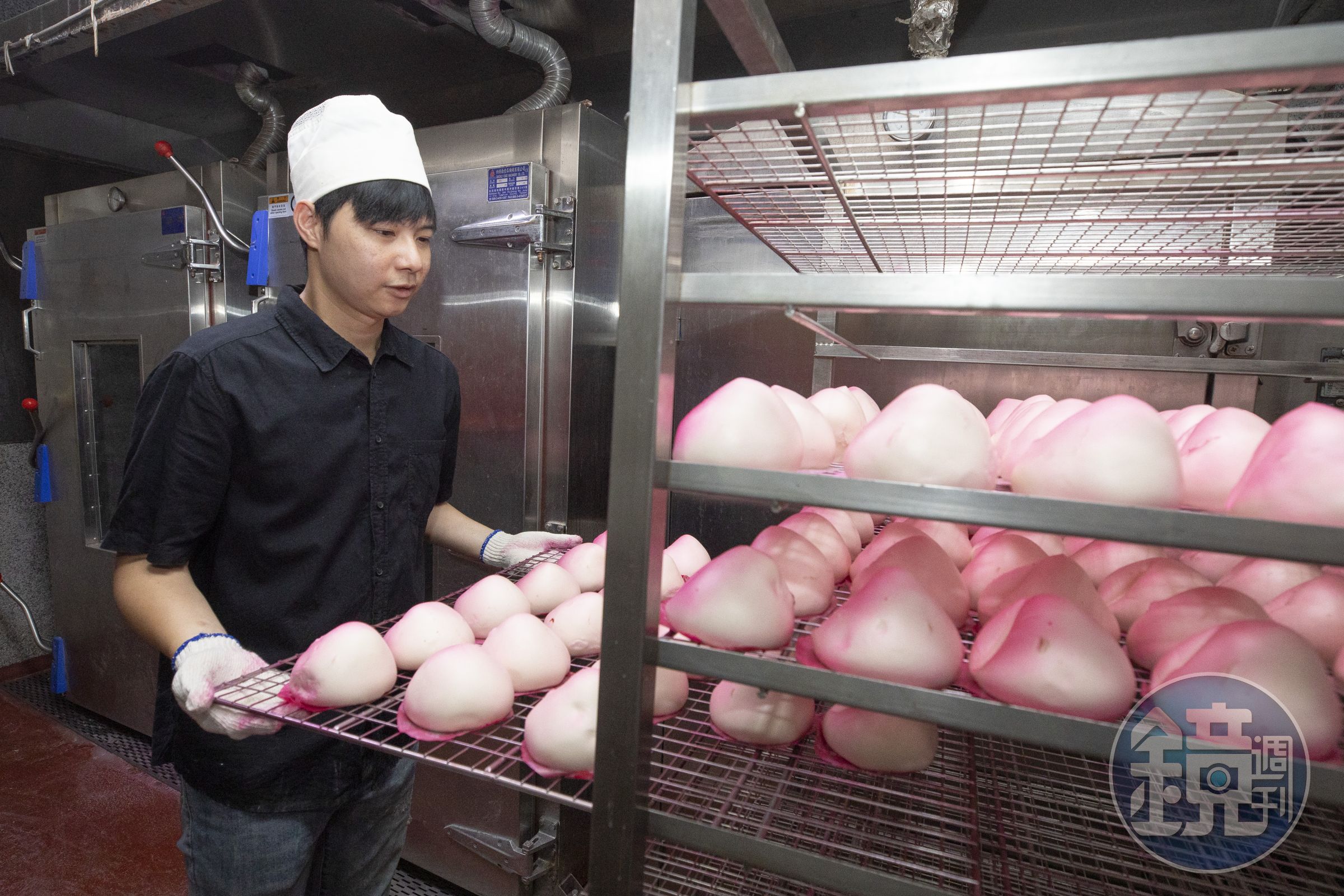 壽桃製作費工，蒸好後需一顆顆壓成桃子造型，再均勻噴色，是十字軒招牌商品。（30元／顆）