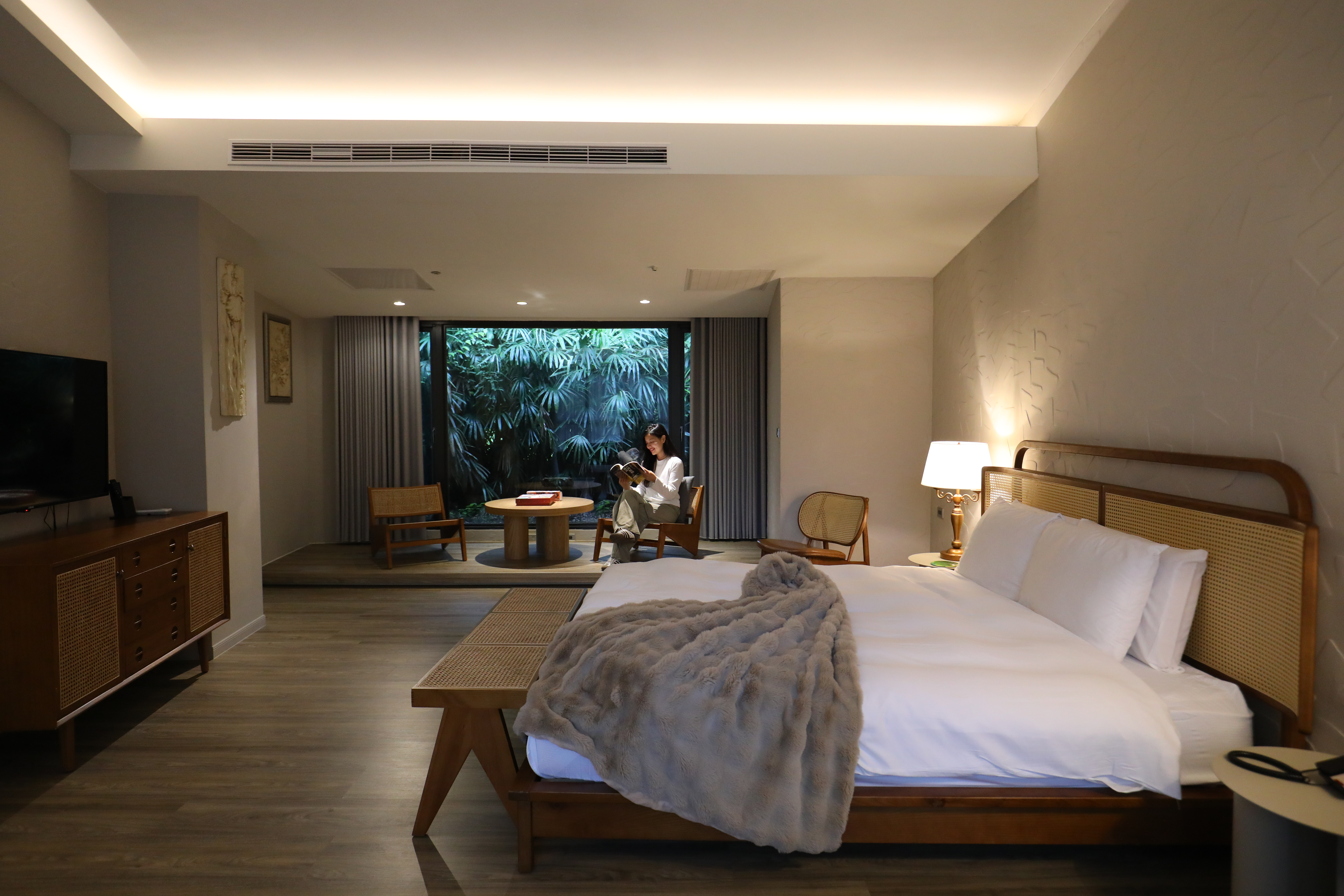 「天成逸旅蝴蝶谷」的「和風豪華客房」以溫潤木質營造日式的雅致風格，一踏入就很放鬆。