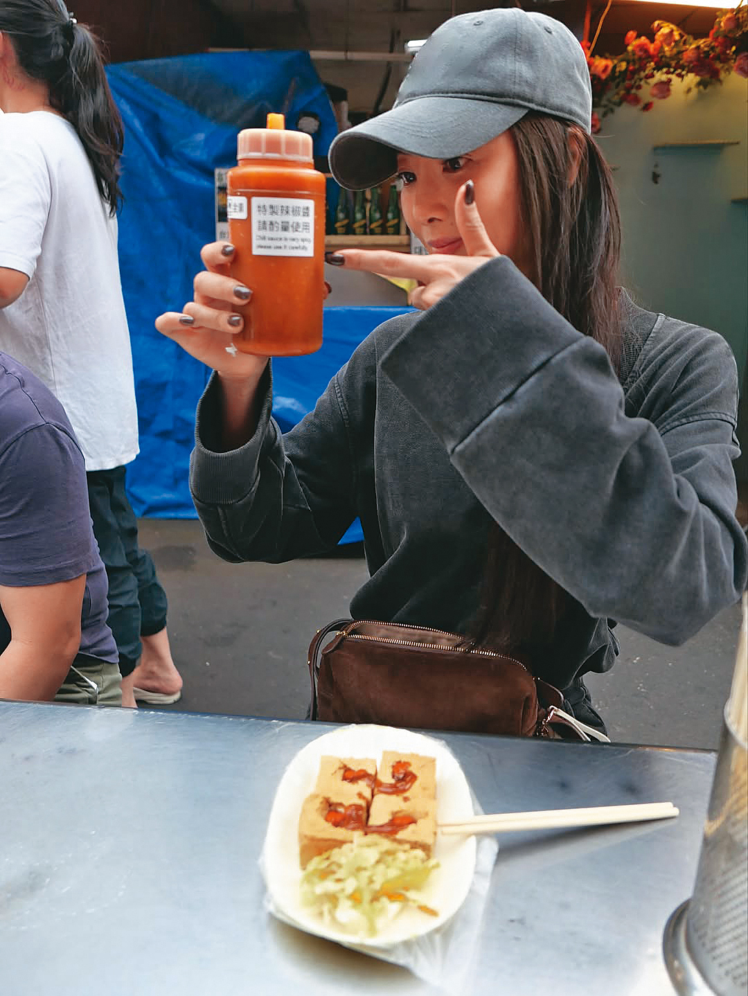 吳速玲就愛這一味,一口氣狂嗑3盤臭豆腐~嗝。(捏鼻)(翻攝自吳速玲IG)