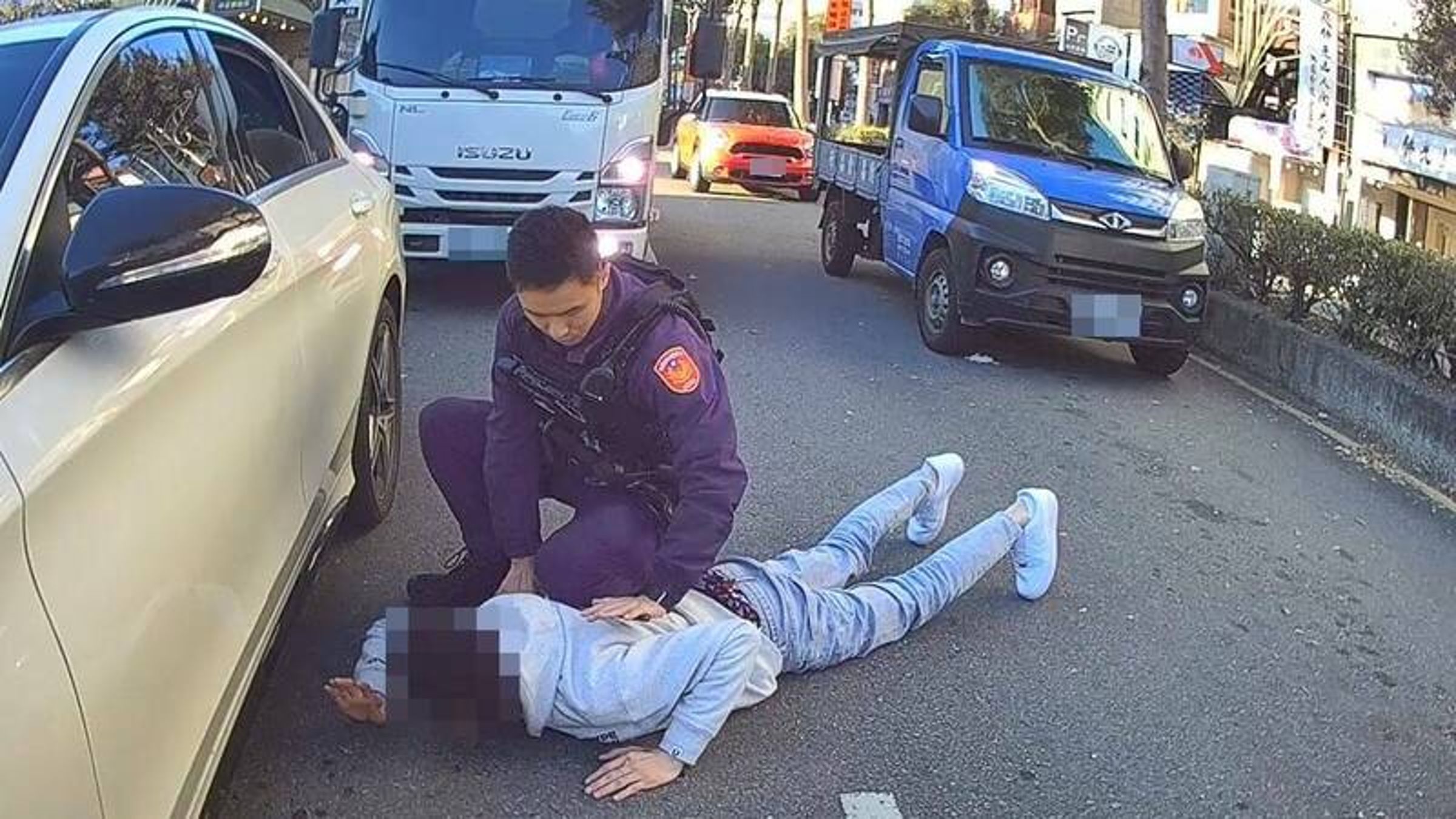 劉姓男子駕駛賓士車準備接應,見車手被警方逮捕,隨即駕車逃逸,警方發動攔截圍捕,當街將劉男制伏。(警方提供)