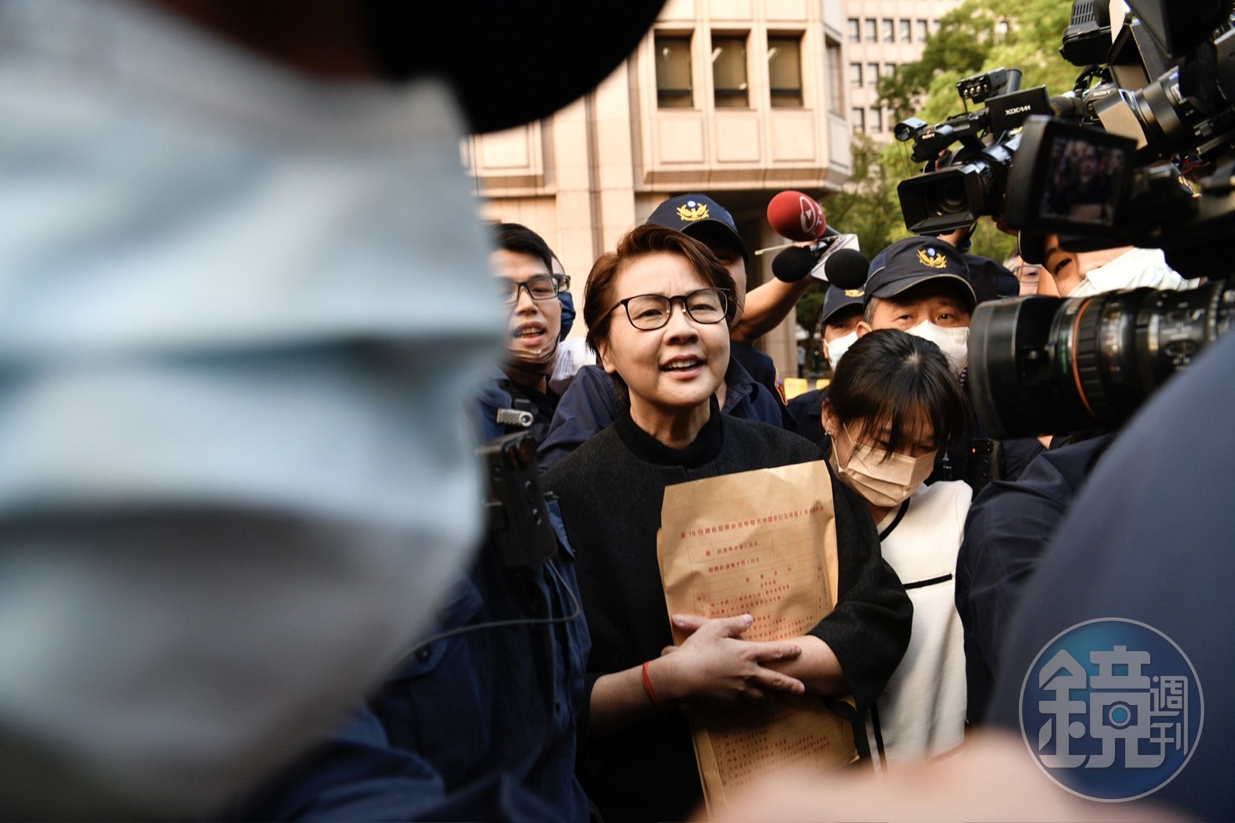 黃珊珊下午現身中選會代柯文哲領表。