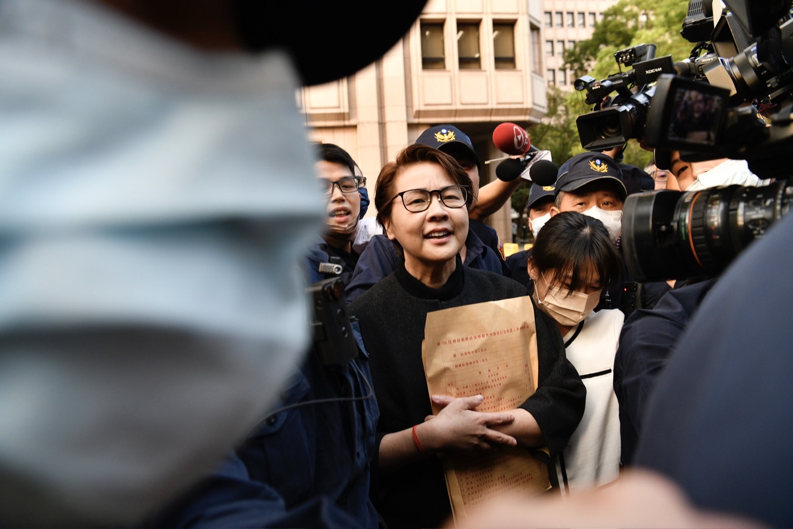 黃珊珊下午現身中選會代柯文哲領表。