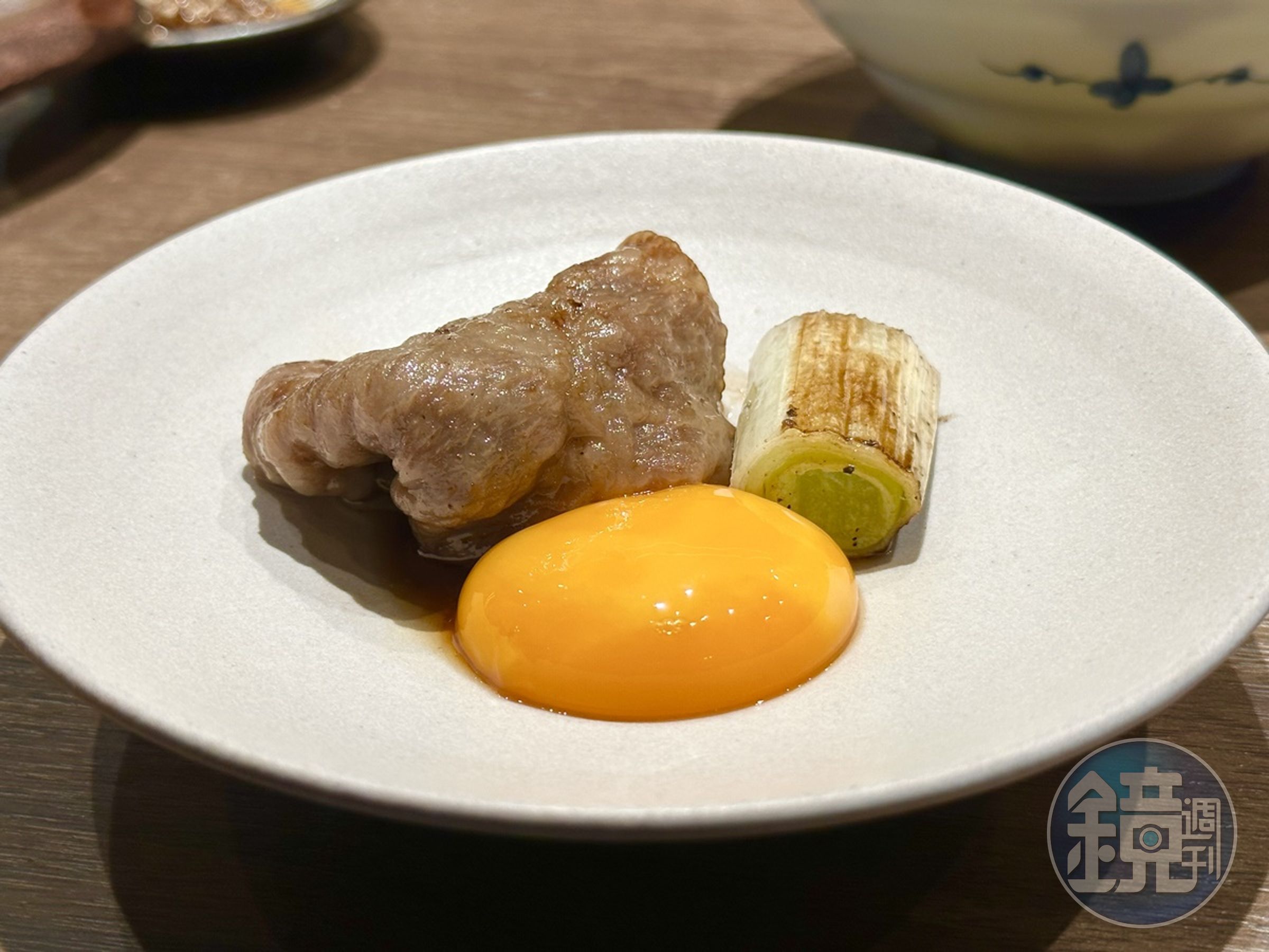 「肋眼芯/月見」肉片油脂豐厚,沾蛋黃配大蔥味道更豐富。