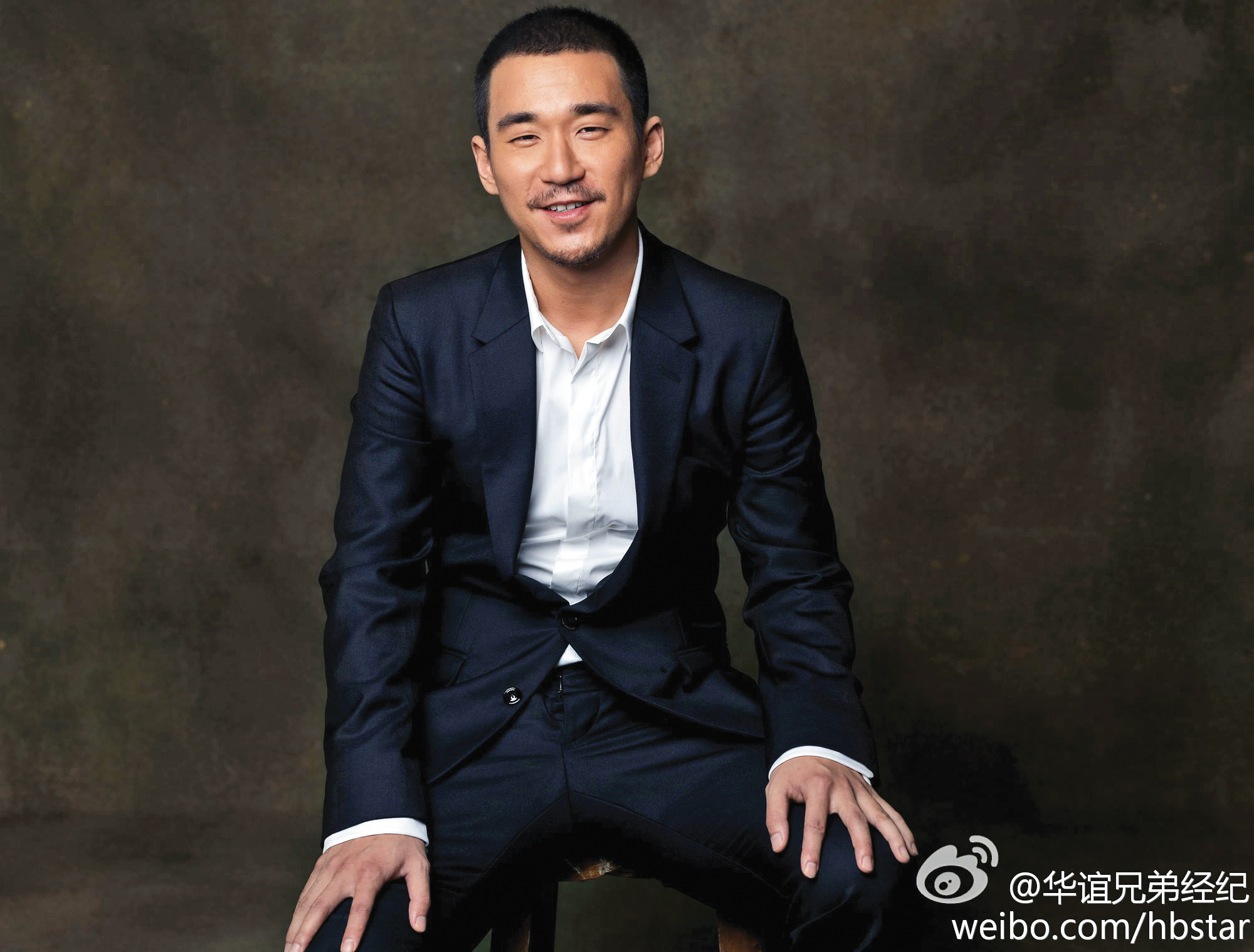 張默靠爸爸引薦進演藝圈,因吸毒入獄遭封殺,如今定居泰國。(翻攝自微博)