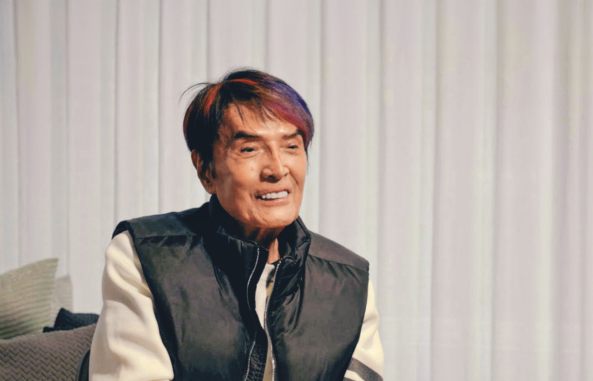「鑽石歌王」林沖在紀錄片中回憶分享表演生涯點滴。(高流提供)