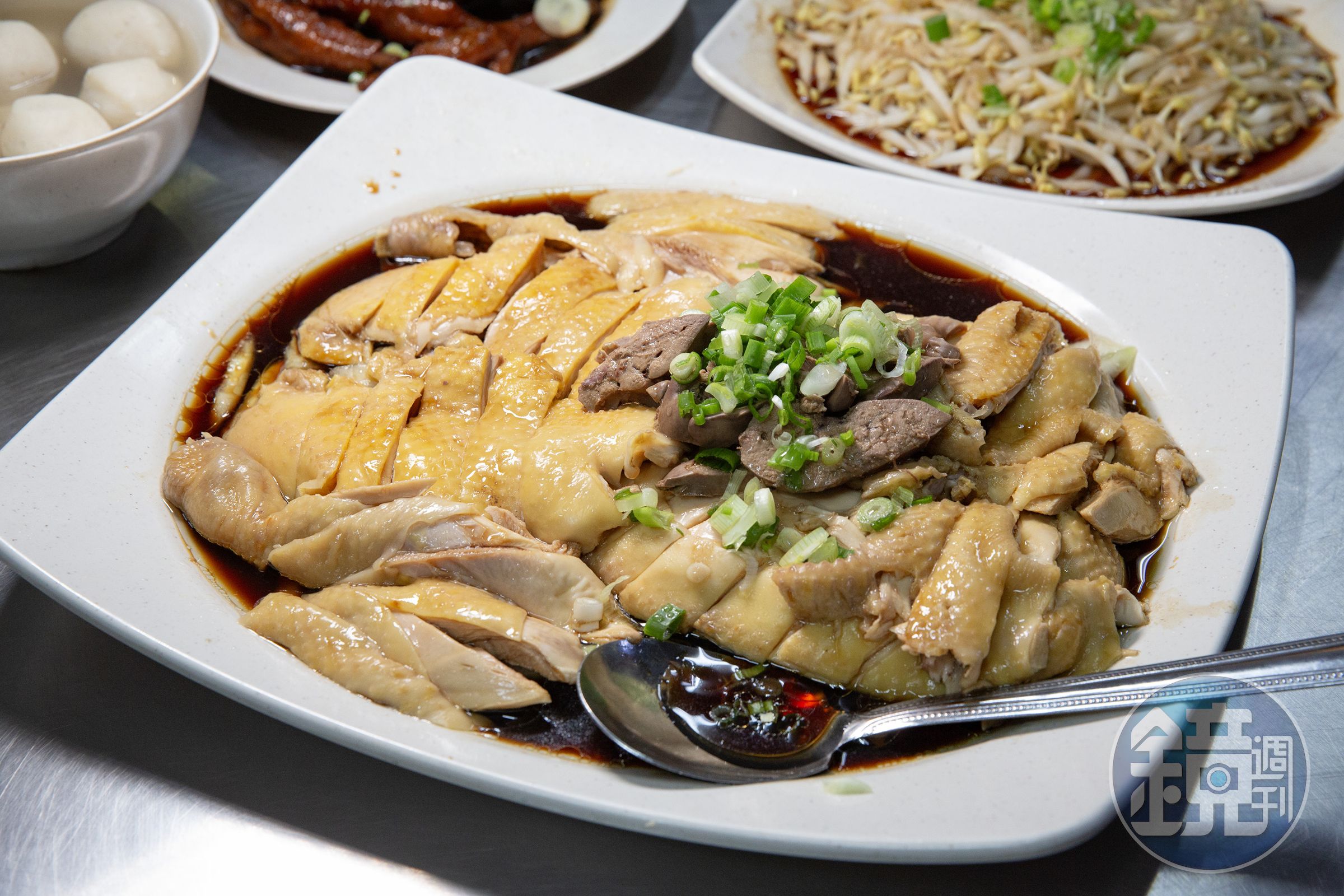 「三媽芽菜滑雞飯」的招牌菜「芽菜雞」，深受廣東與客家移民飲食文化影響，以嫩滑雞肉和爽脆芽菜聞名。（馬幣48元／整隻，約NT$365）