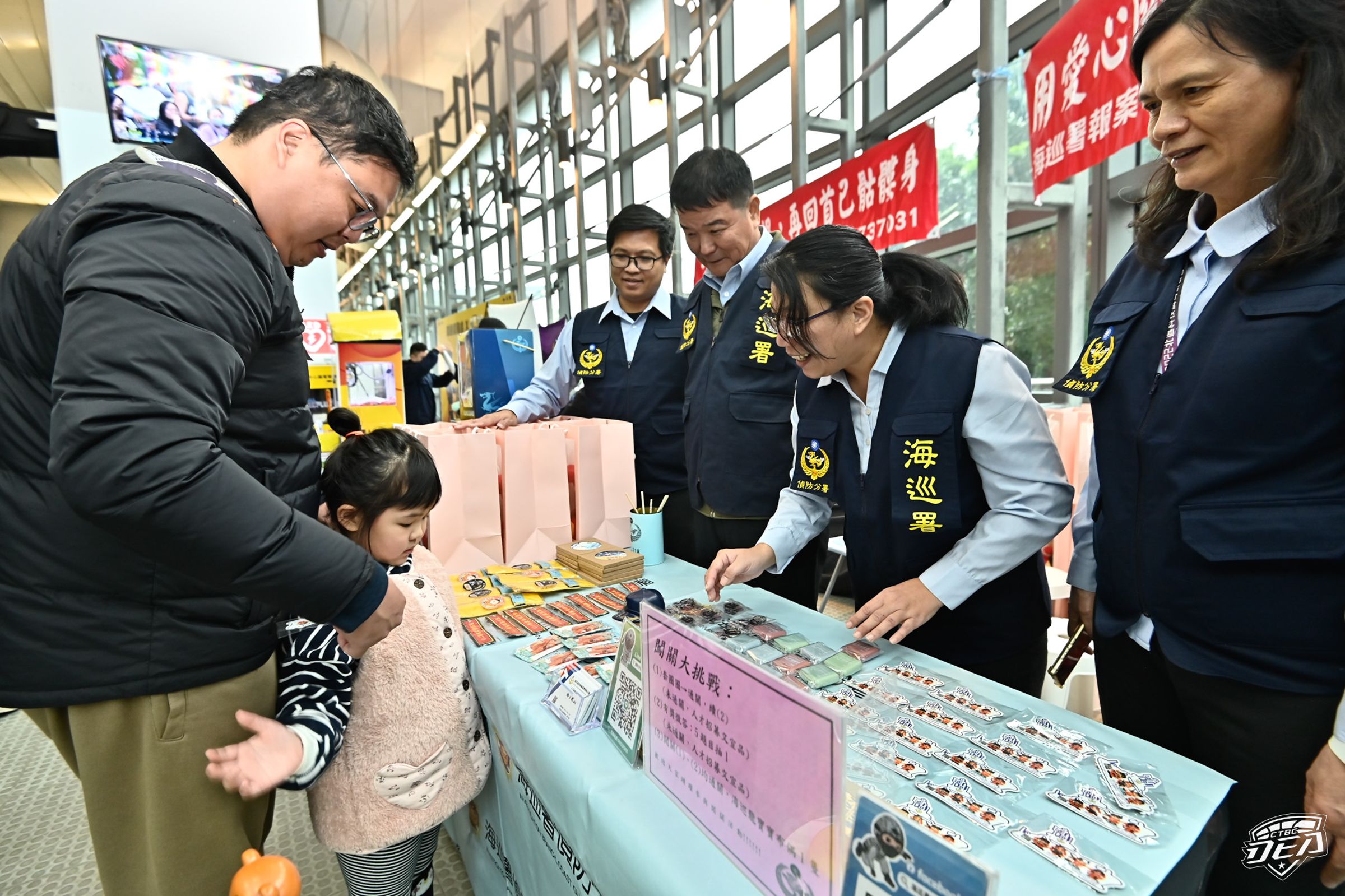 海巡署在球場廊道擺設宣導互動攤位，讓民眾以輕鬆有趣的方式，認識重要海巡任務。（中信特攻提供）