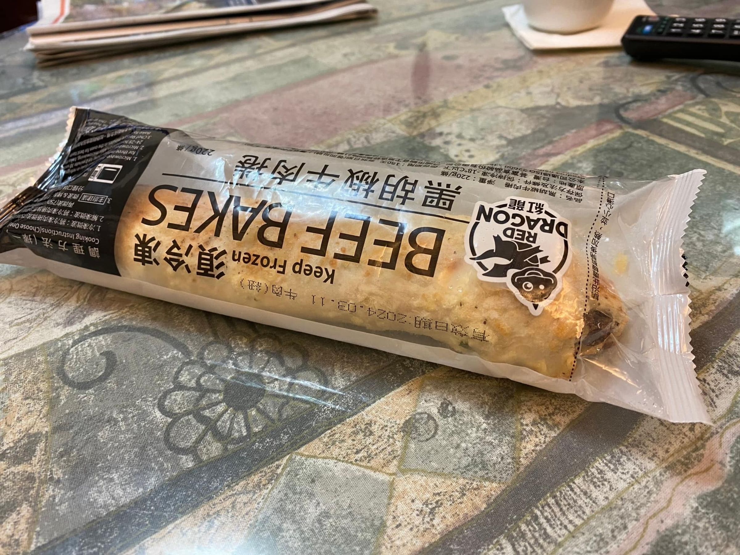 有民眾在好市多購買的冷凍牛肉捲,包裝完整卻貌似被咬了一口。(翻攝自Costco好市多 商品經驗老實說臉書)