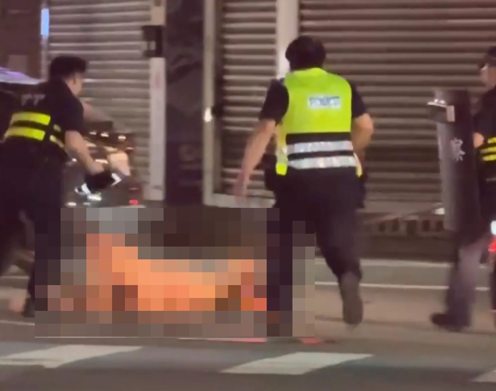 張姓男子弒母之後全裸逃至大街，警方到場使用辣椒水將他制伏。（翻攝畫面）