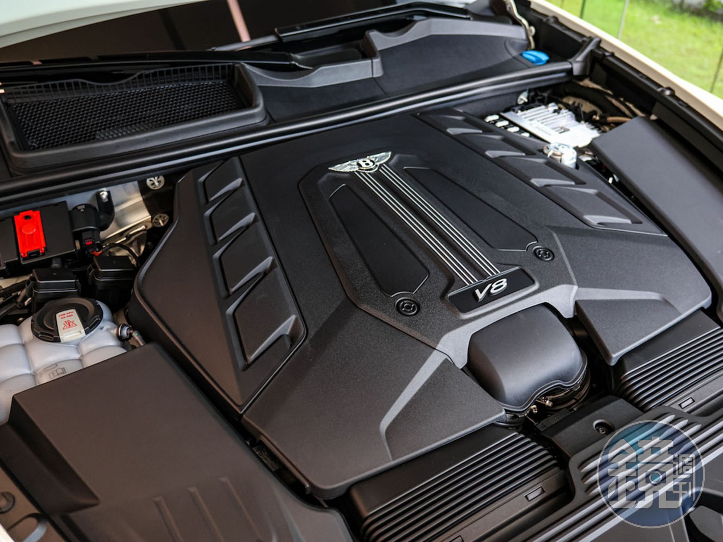 搭載 4.0 升雙渦輪增壓 V8 引擎，擁有 650 PS 最大馬力、850 Nm 峰值扭力，0-100 km/h 加速僅需 3.6 秒。