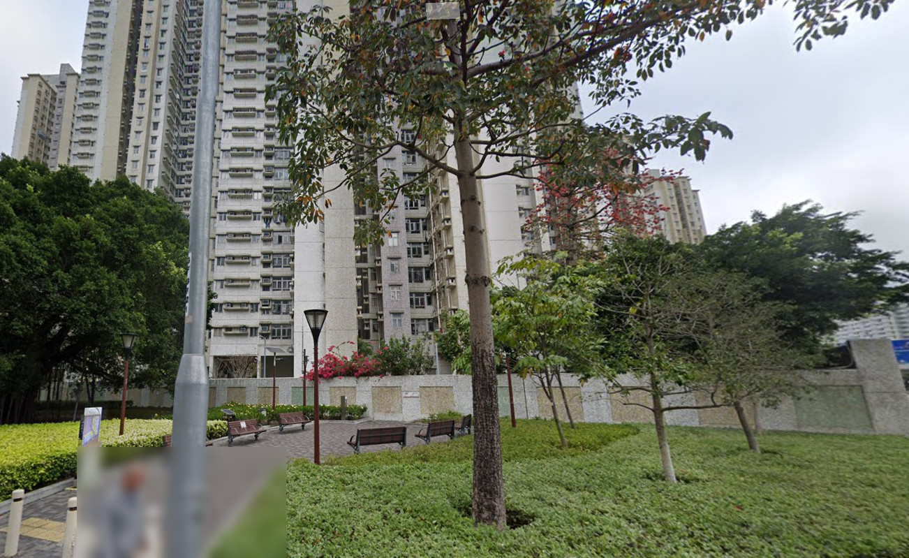 一對男女被拍到在香港九龍新蒲崗采頤花園社區公園公然口交，鹹濕照片被目擊者上傳到網上。（示意圖，翻攝Google Maps）
