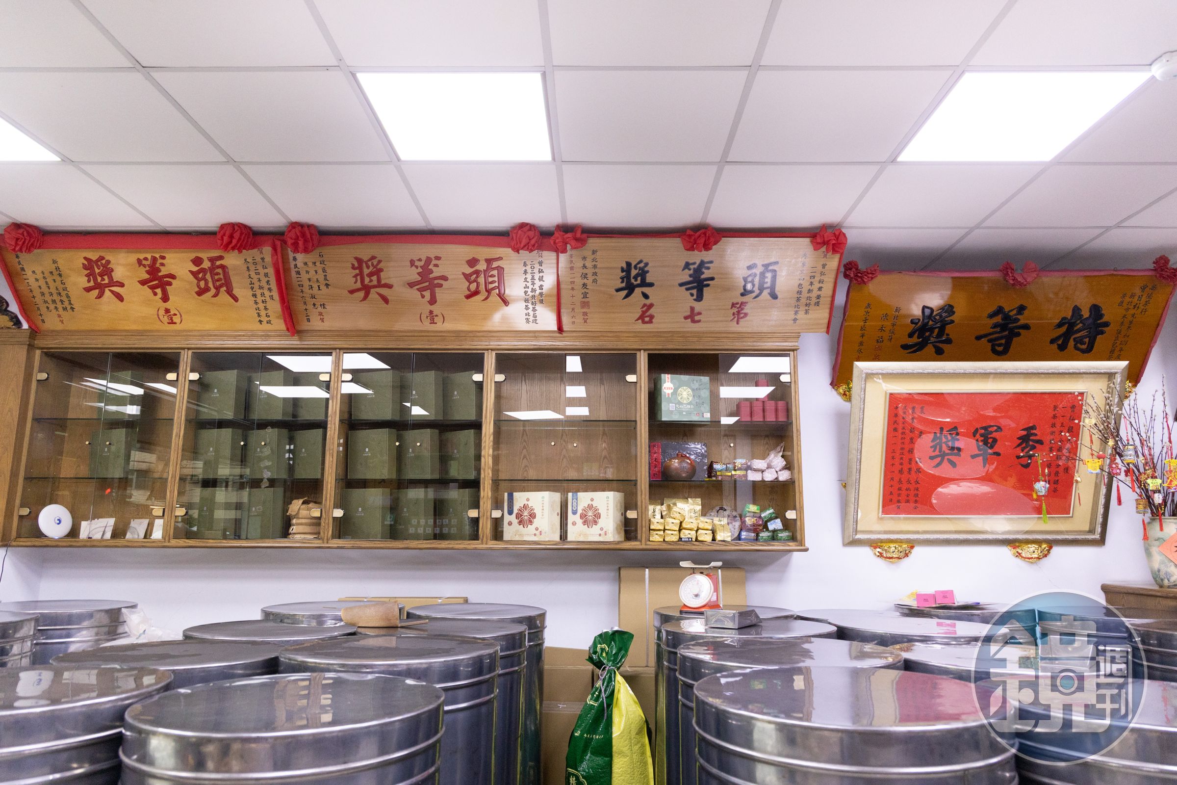 堅持從種茶、製茶到販售一條龍經營,家族親手把關每個環節,確保茶葉的高品質。