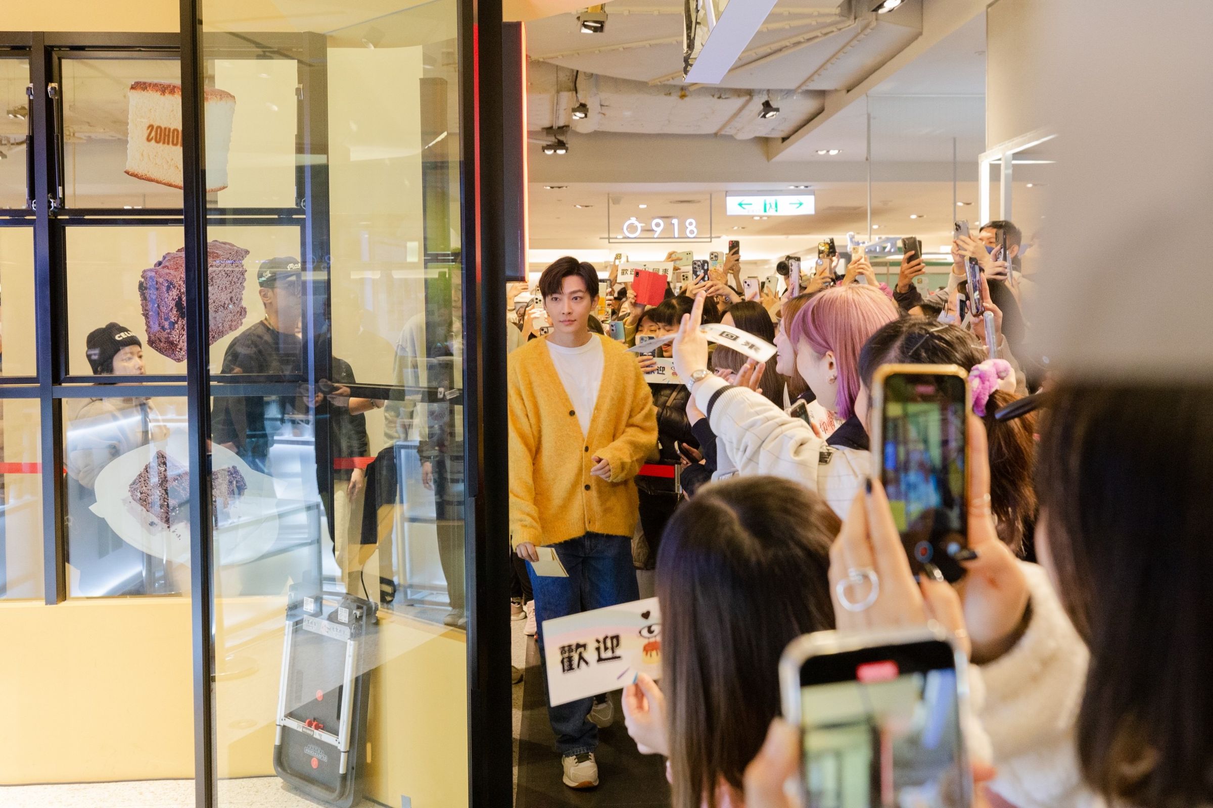 炎亞綸日前出席品牌一日店長活動,粉絲擠爆現場。(晴空鳥提供)