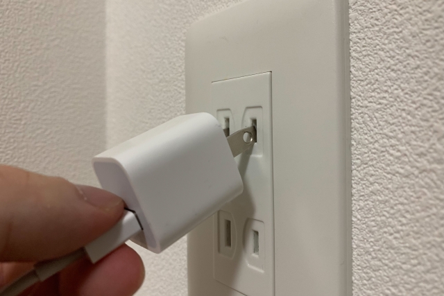 台電提醒，梅雨季節來臨，家中插頭或插座若出現「焦黑或綠鏽」這2種情況要趕快停用。（示意圖，photoAC）