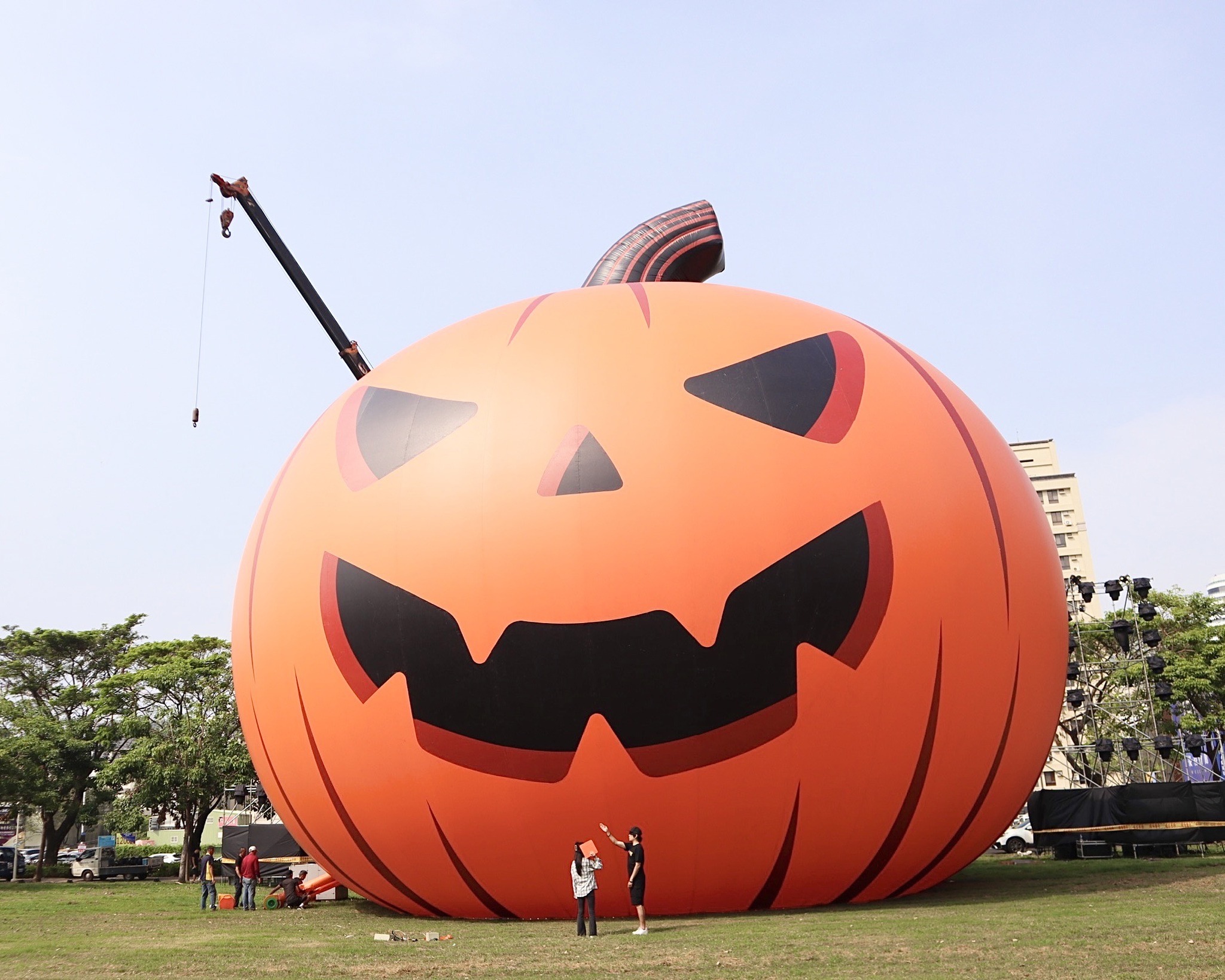 高雄凹子底公園的巨型南瓜燈已經充氣完成，並進行了點燈測試。（翻攝Facebook@雄愛學-高雄市政府教育局）