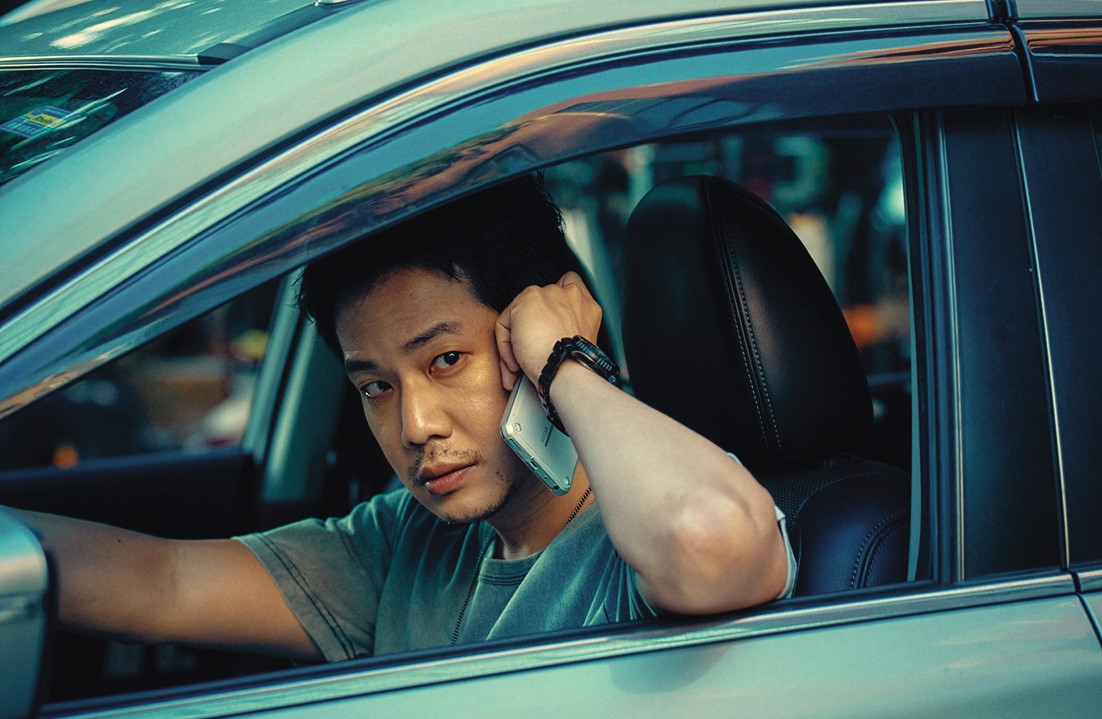 《死了一個娛樂女記者之後》中，薛仕凌演出狗仔莊大海，雖想過著平靜生活，卻終究被捲入了渾水中。（鏡文學提供）