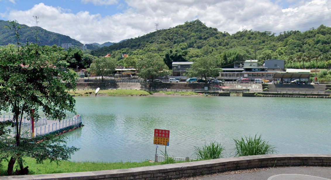 這名媽媽帶2名女兒於碧潭輕生，水中狠心放手讓女兒們被沖走。（翻攝自google maps）