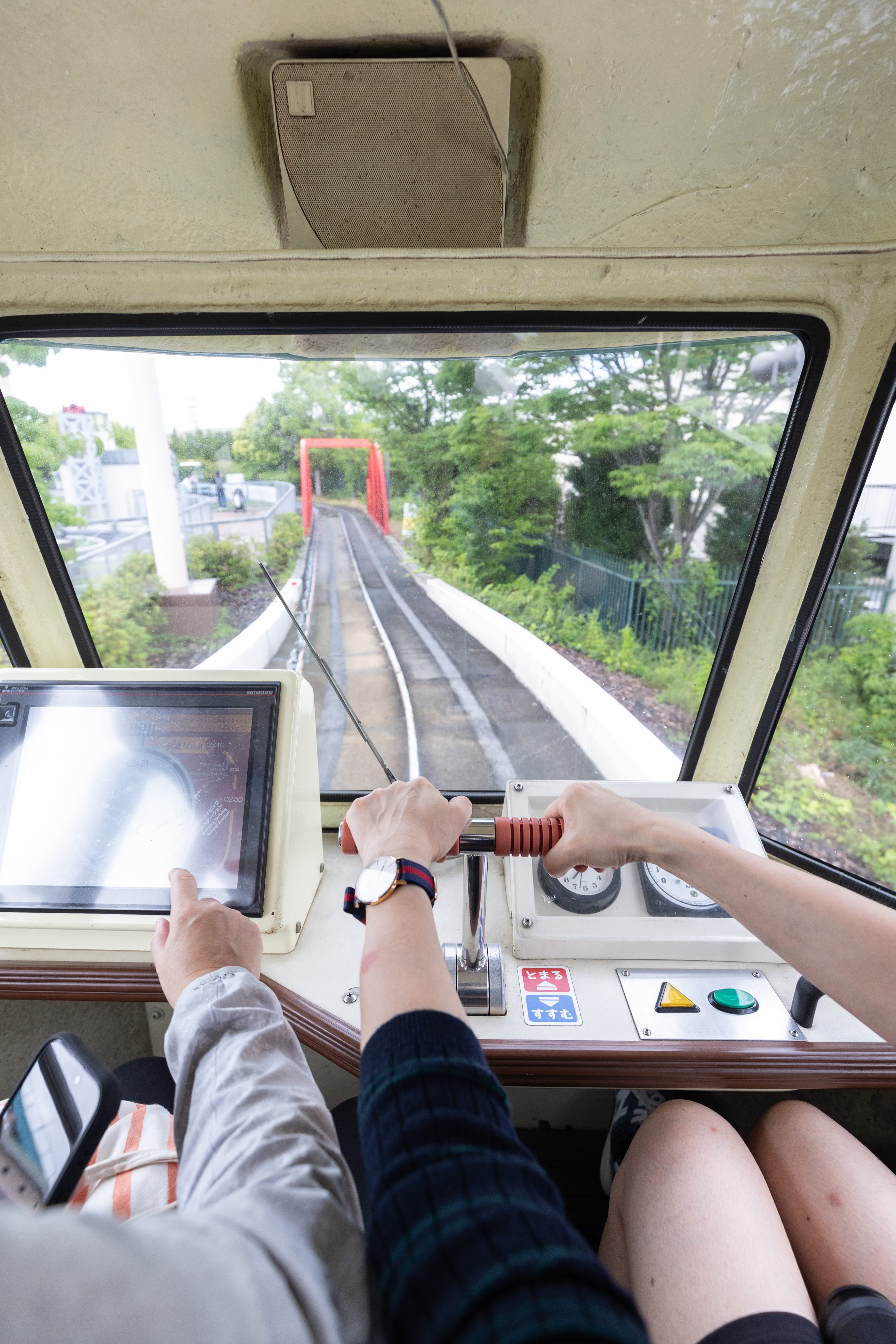 電車需要自己操控搖桿配速,挑戰準時把乘客送回車站,若成功就會獲得通關認證卡。