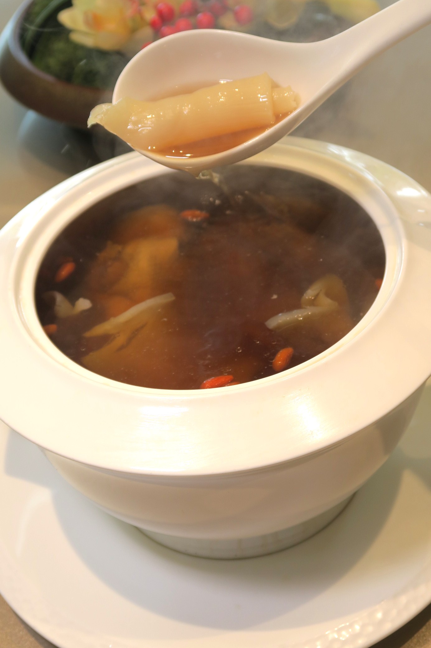一大盅熱氣蒸騰的「十年陳皮燉花膠鴨湯」，光是香氣就十足誘人。