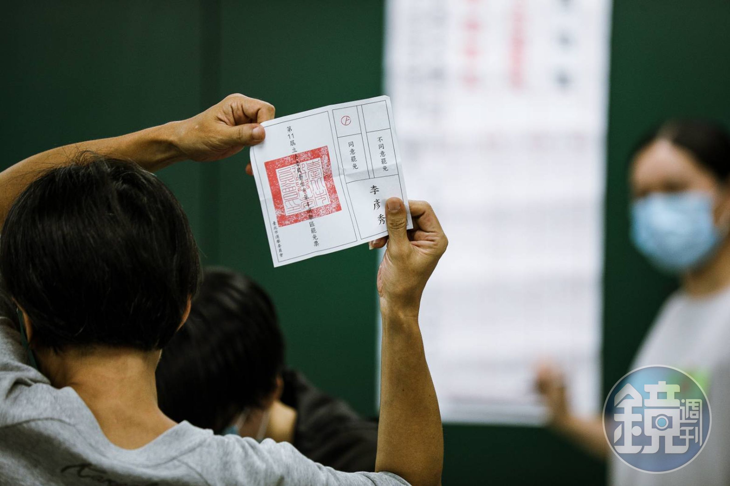 726大罷免投票今盛大登場,目前各選區已經在進行開票作業。(鏡報鄒保祥攝)