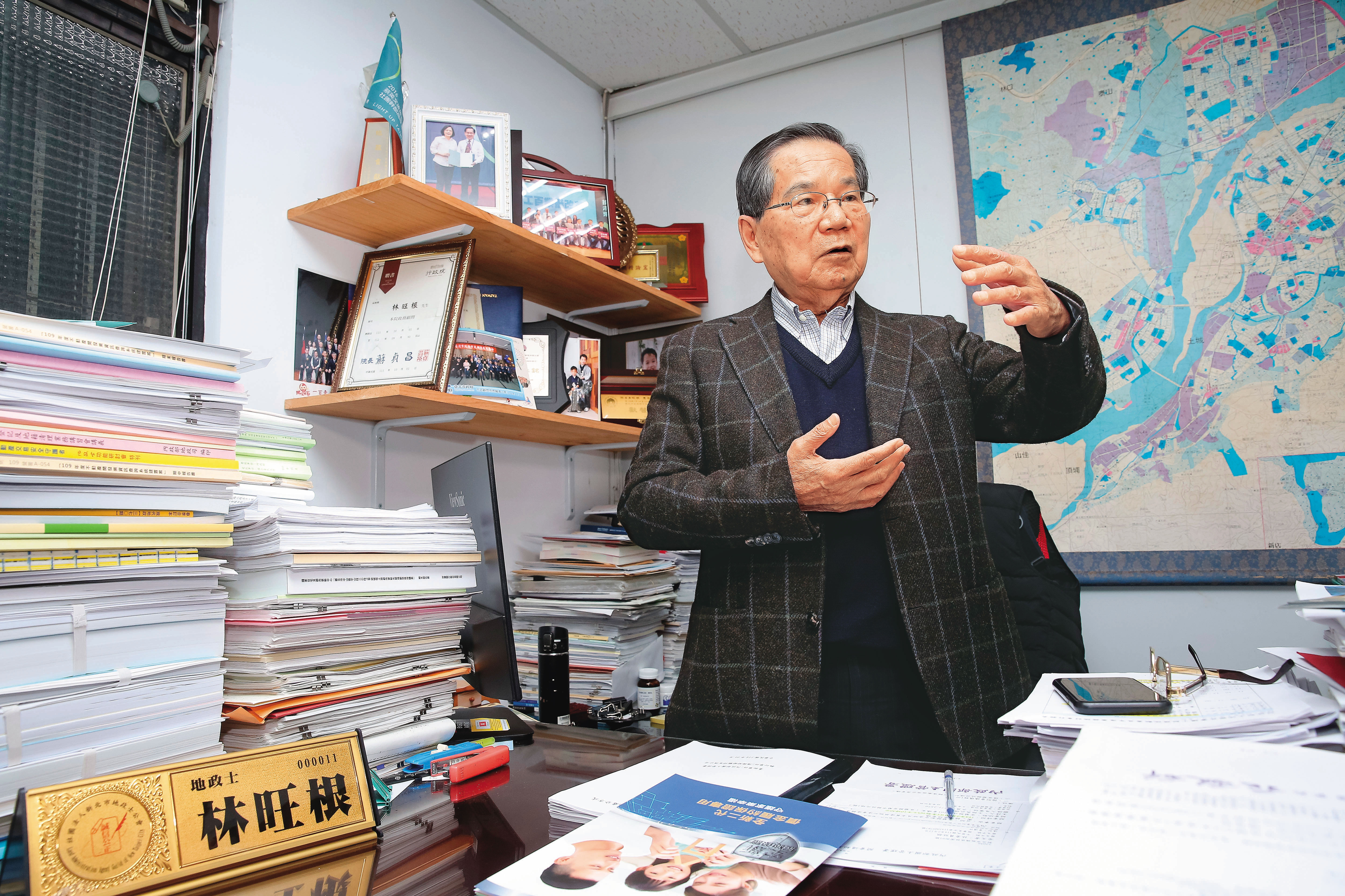 中華民國地政士公會全聯會榮譽理事長林旺根提醒,買賣有交易成本,該花的錢不能省,後續時程也要留意。