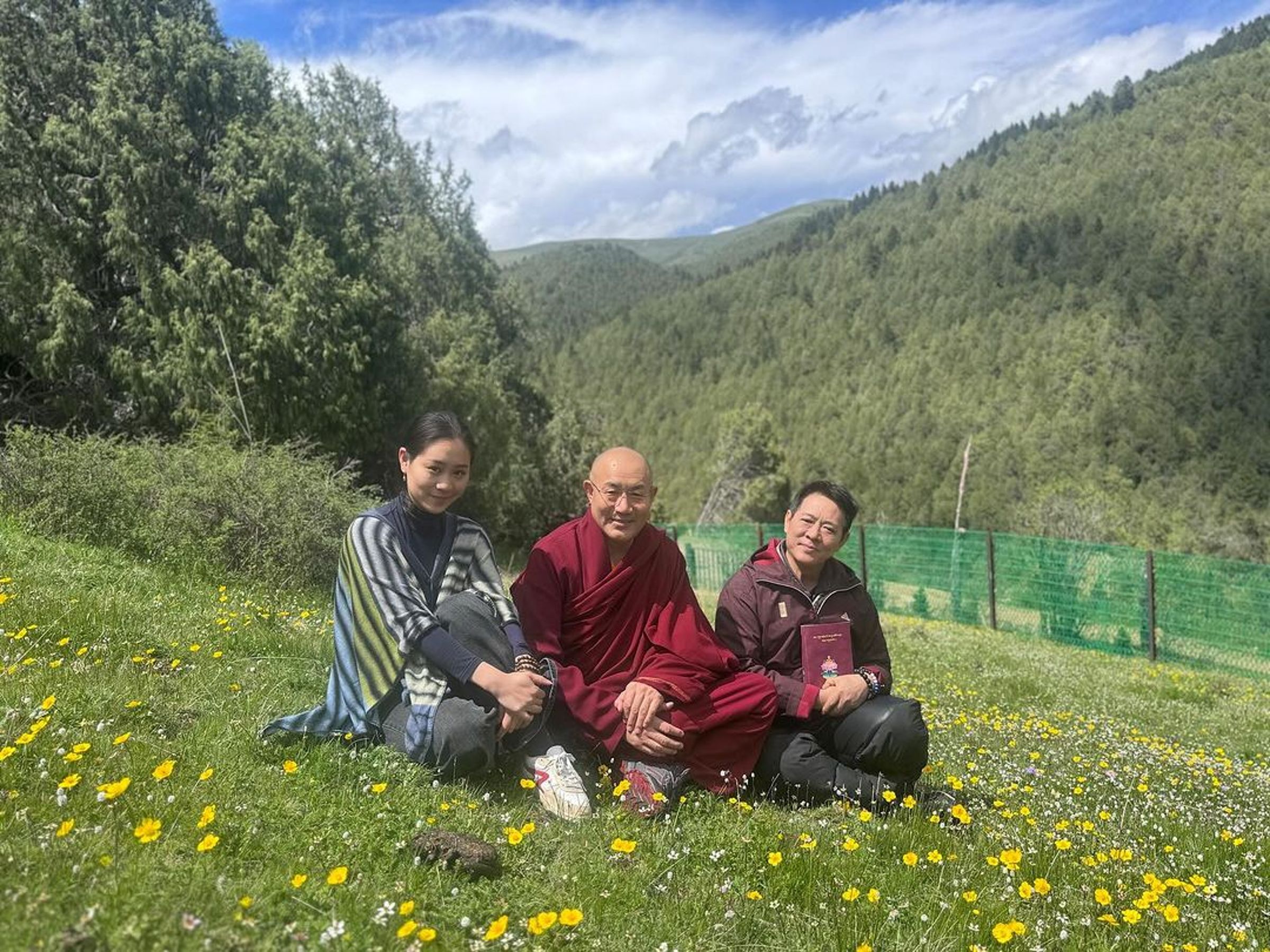 李連杰赴拉薩朝聖,接連參訪諸多名寺,甚至登上海拔4,500公尺的高山。(翻攝自李連杰IG)