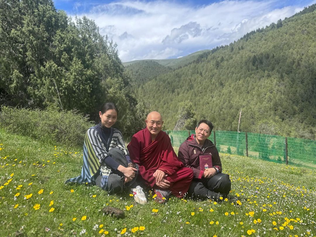 李連杰赴拉薩朝聖,接連參訪諸多名寺,甚至登上海拔4,500公尺的高山。(翻攝自李連杰IG)