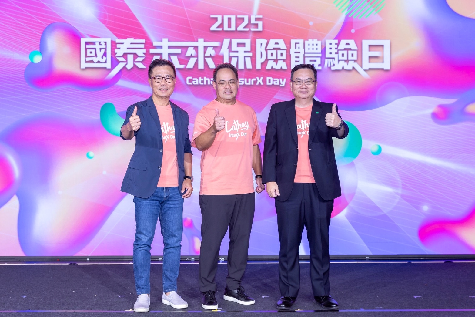 金融業首場保險科技盛會「國泰未來保險體驗日」，由國泰金控資深副總孫至德(中)開場致詞、國泰人壽總經理劉上旗(左)親自到場力挺，國泰產險總經理陳萬祥(右)參與座談，吸引超過3,700人報名，現場近400名聽眾齊聚，線上直播同時在線人數亦突破2,000人。(圖/國泰金控提供)
