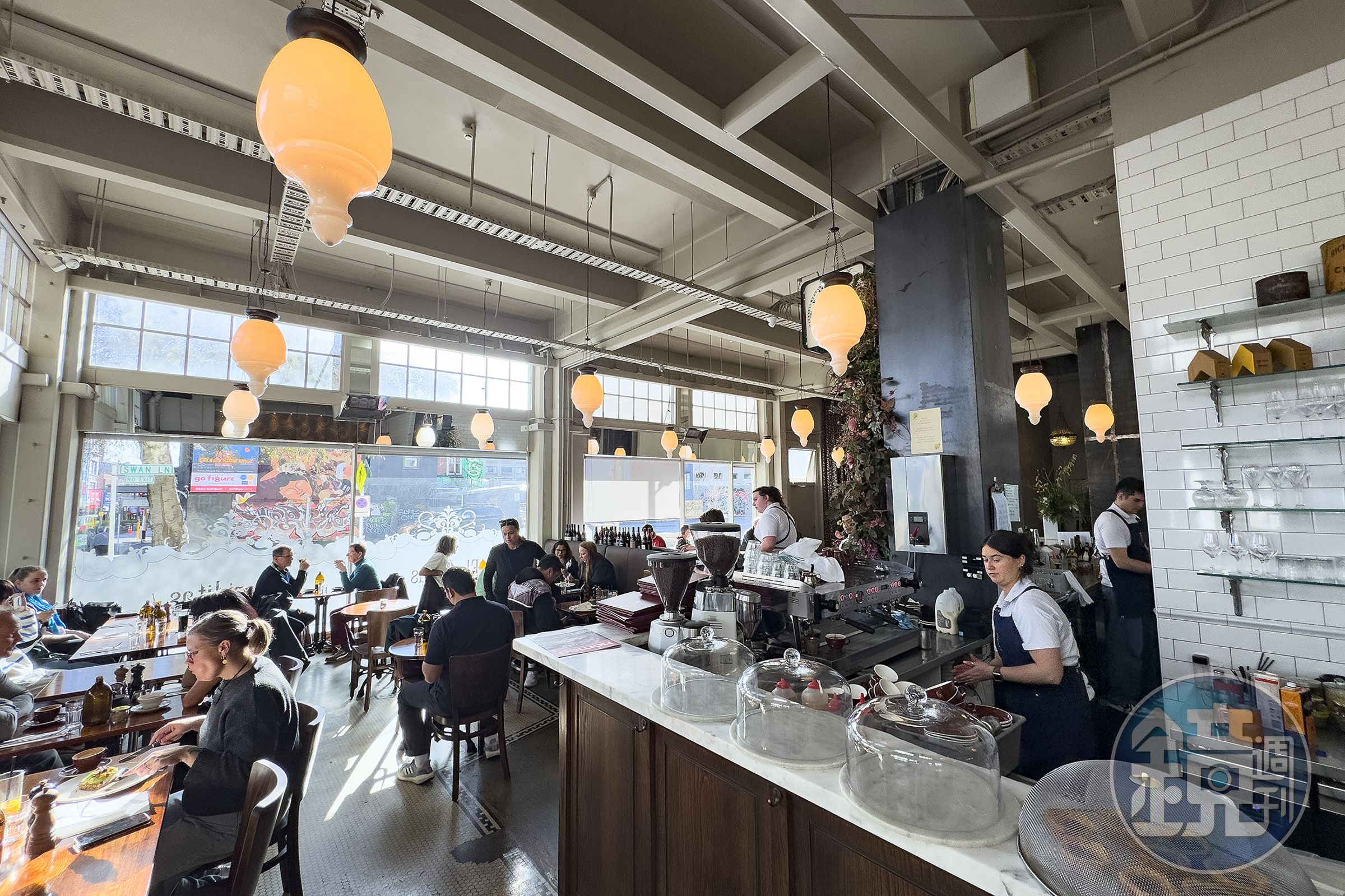 「Floriditas」以挑高天花板、大面窗景與大理石吧台營造明亮的歐式咖啡館氛圍,無論早午餐或咖啡時光,都適合悠閒停留。