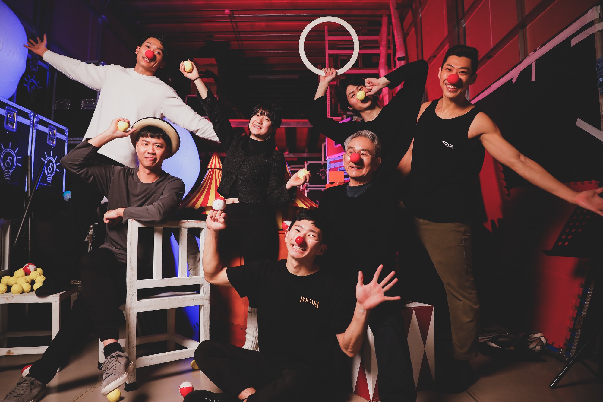 林智偉(中排左一)提供團員穩定月薪留住人才,疫情後員工人數不減反增。中排右一為馬戲帳篷定目劇《幾米男孩的100次勇敢》導演林懷民。