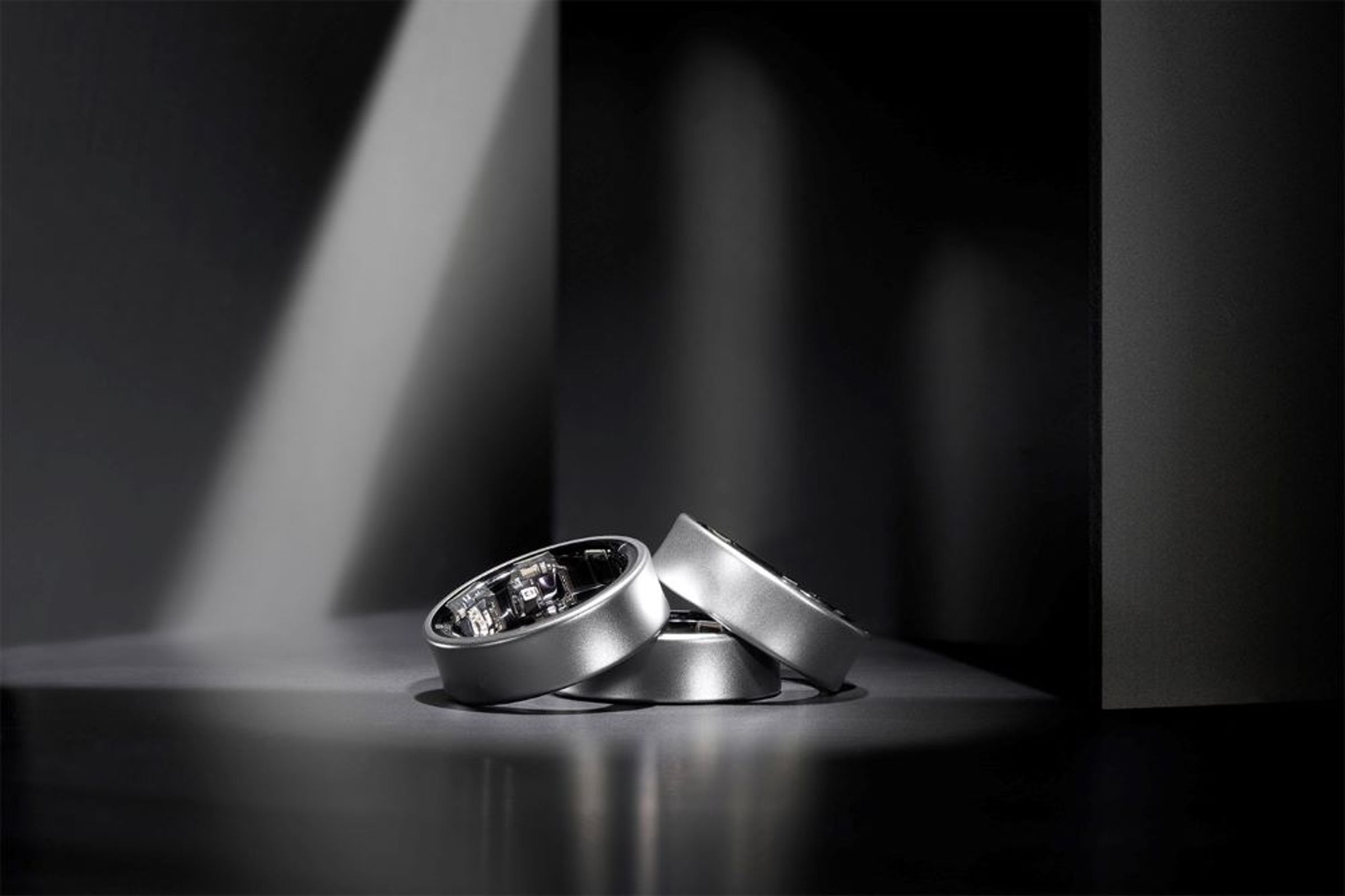三星推出「Galaxy Ring」智慧戒指，配備多種感應器，主打能夠全天候監測健康狀況。（翻攝自三星官網）