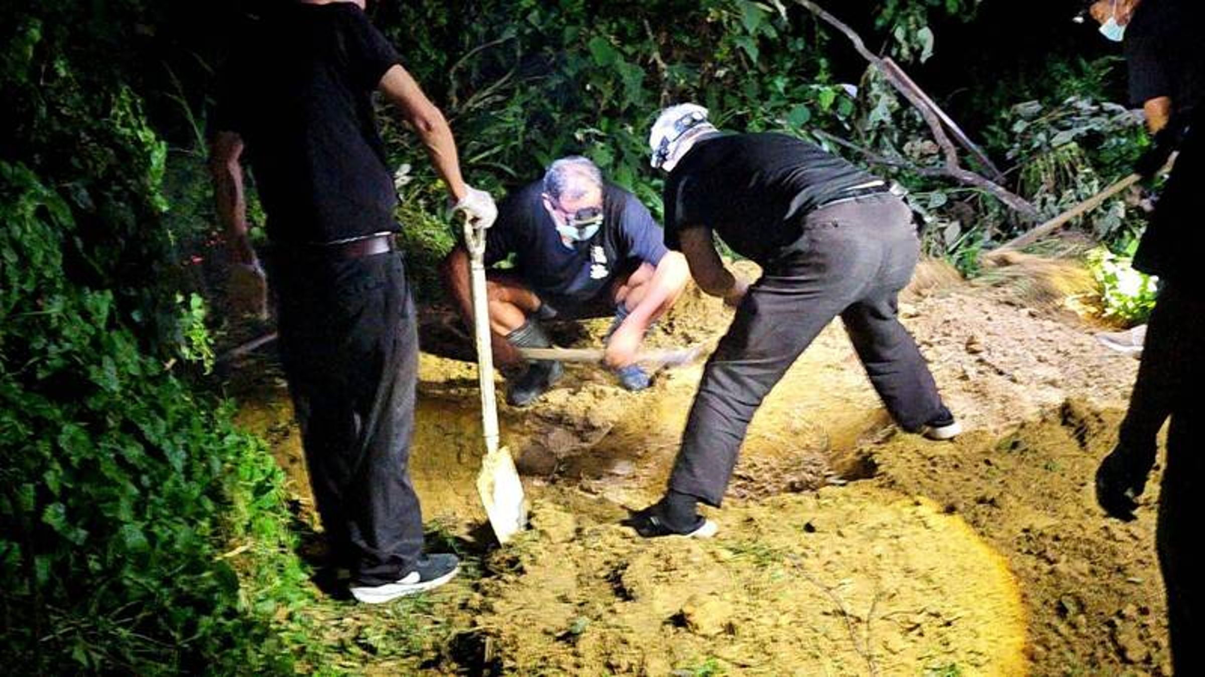 警方在福基村一帶山區,挖出阿二的屍體。(翻攝畫面)