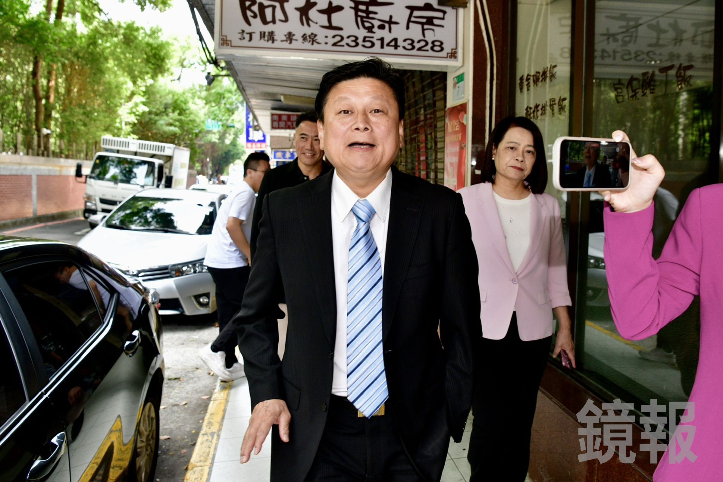 傅崐萁今在立法院首度現身，短短15秒只說「無聲勝有聲」等8句話隨即快閃離去。（鏡報李智為攝）