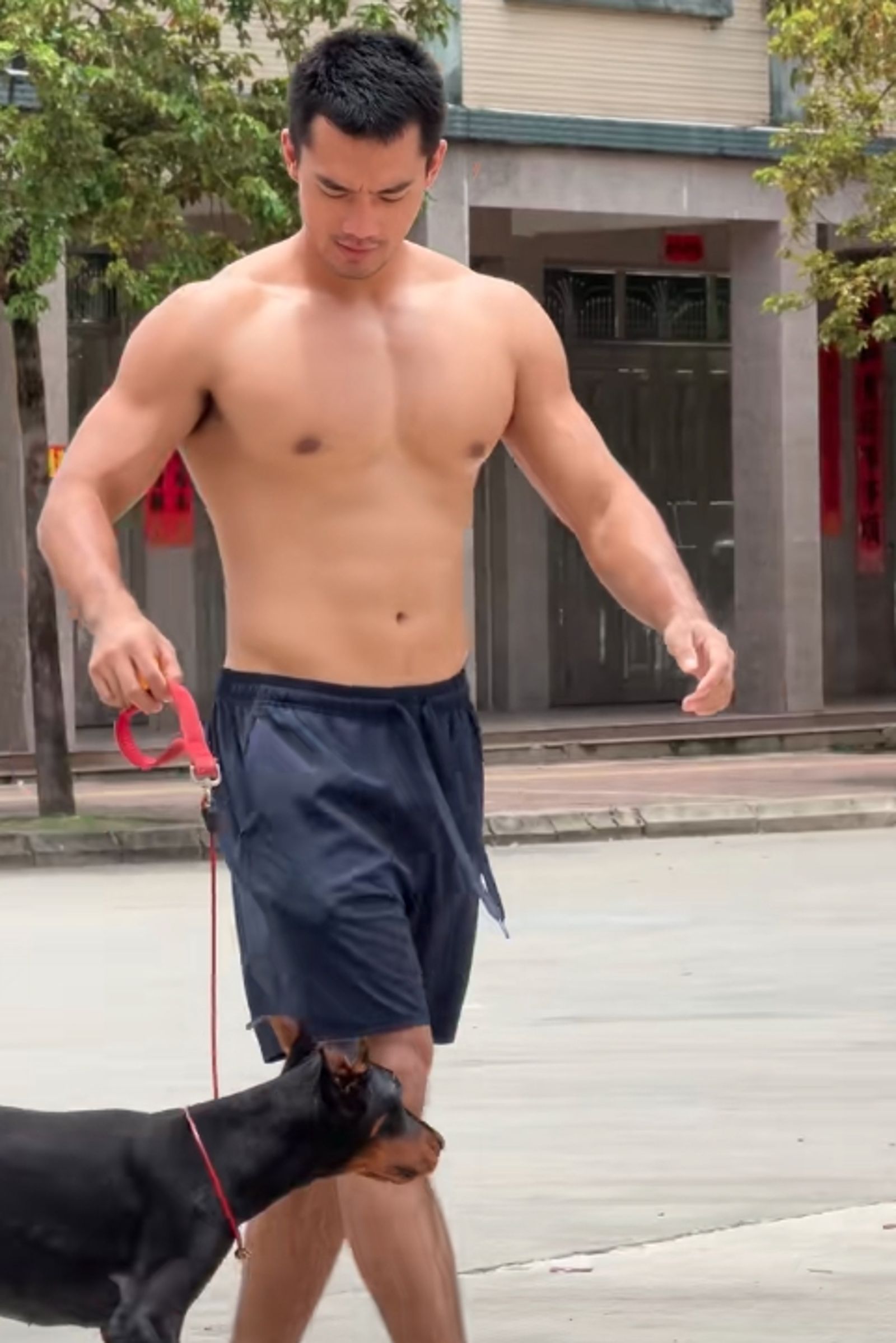 李書達的英勇事蹟被網路瘋傳，全因為他長相帥氣且擁有精壯身材。（翻攝自抖音）