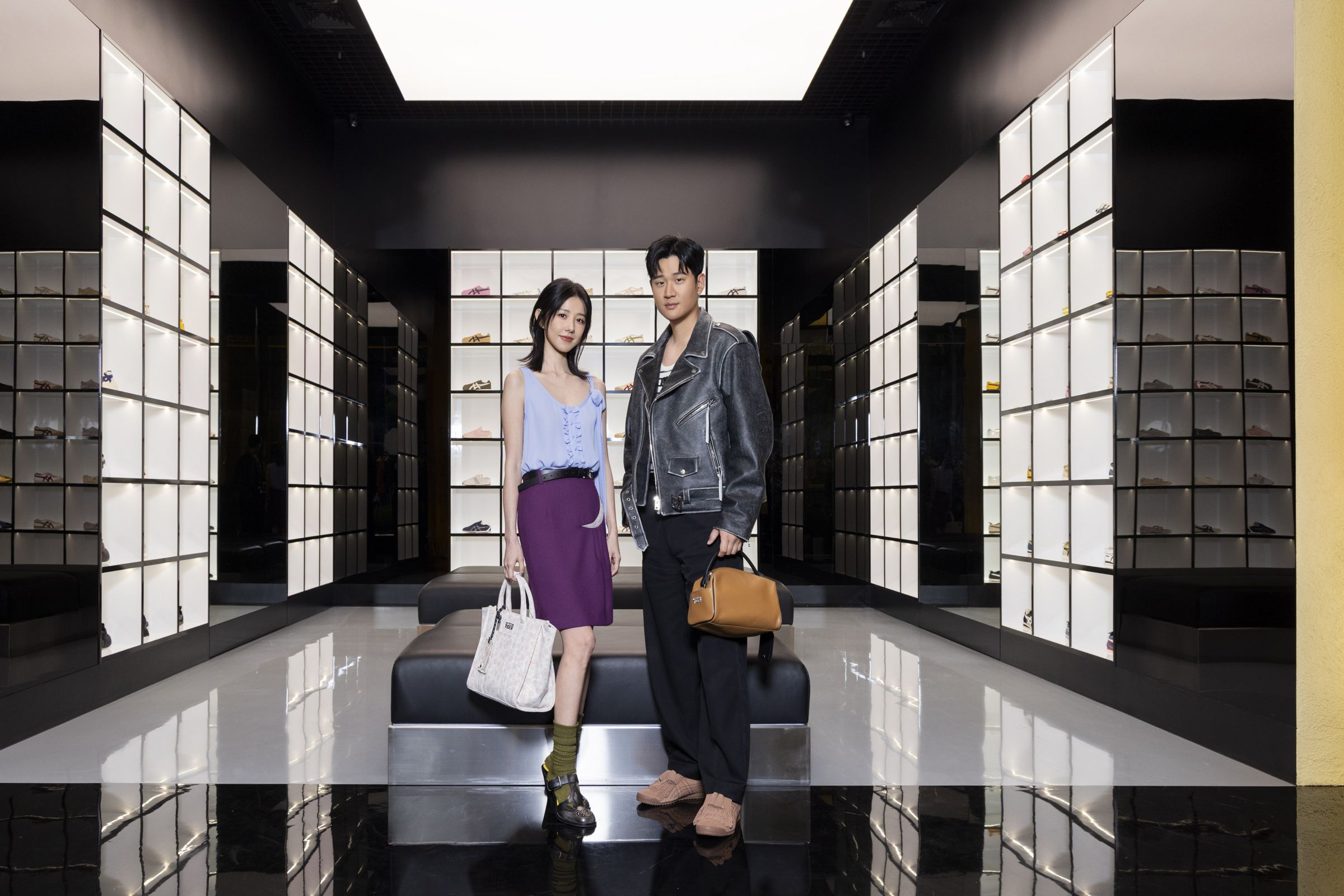 周興哲與邵雨薇出席全新Onitsuka Tiger微風南山概念店盛大開幕活動。(Onitsuka Tiger提供)