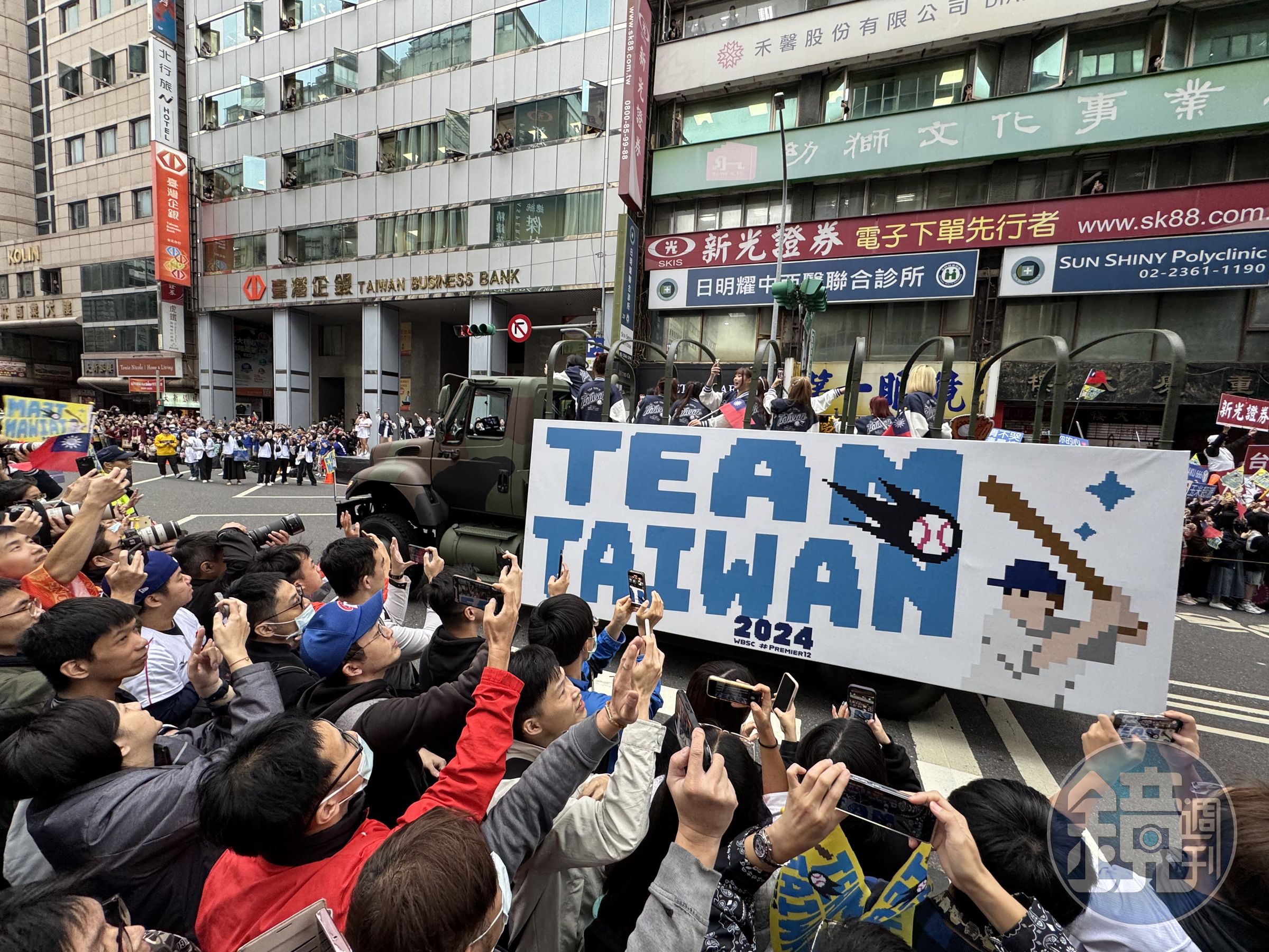 大批民眾即使在上班日仍前來支持台灣英雄們。
