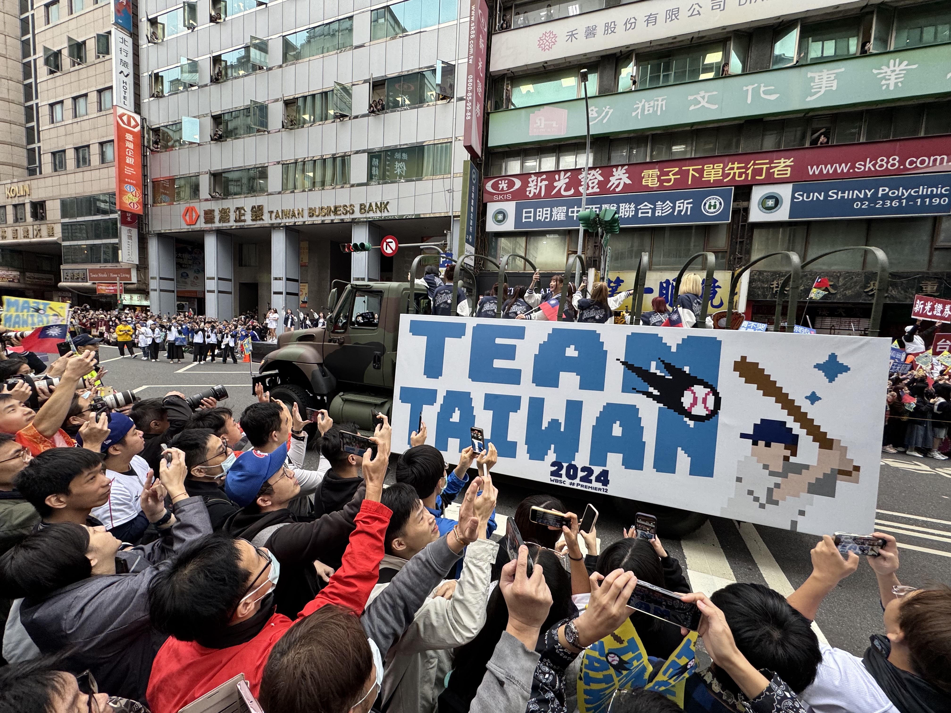 大批民眾即使在上班日仍前來支持台灣英雄們。