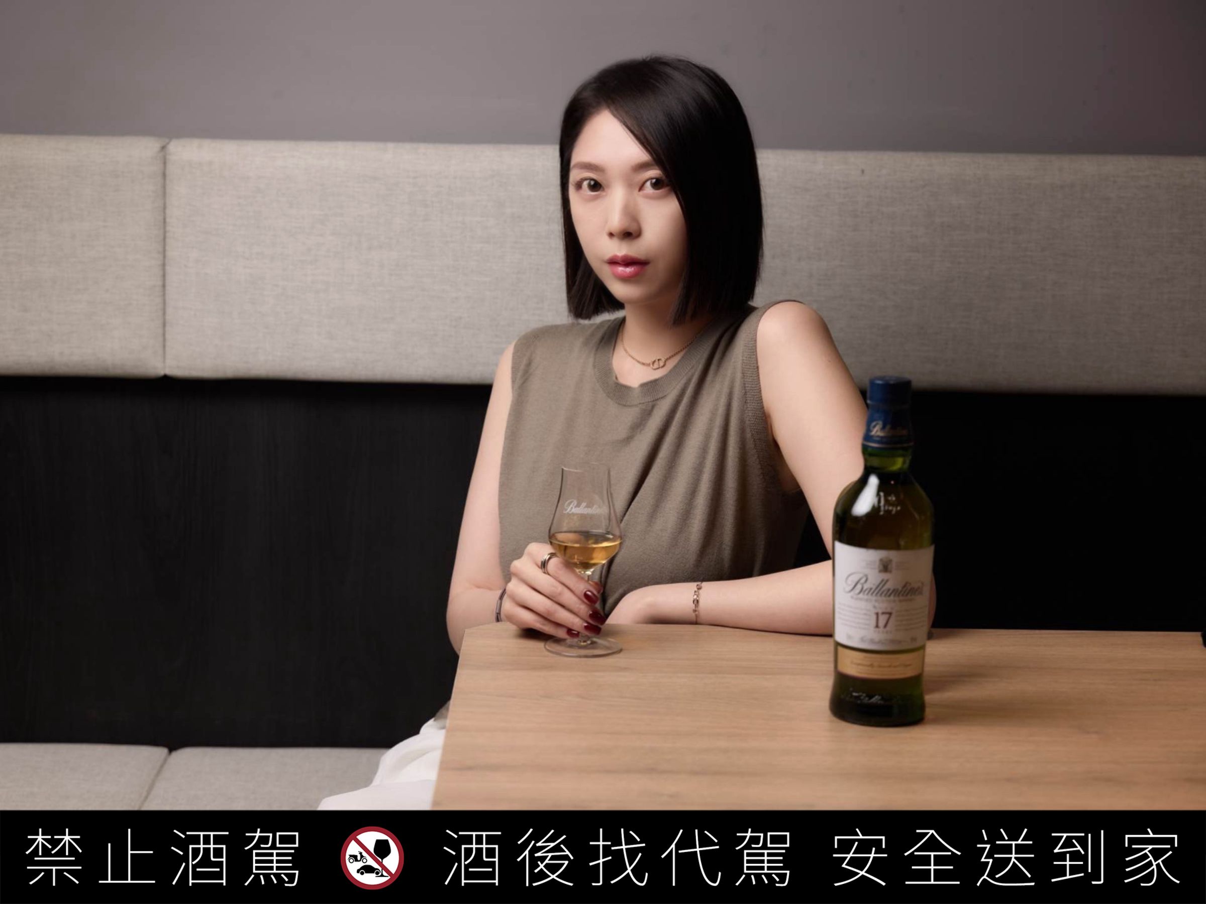 「甜夜燒肉Honey night」老闆娘蔓筑表示，韓式鐵板燒烤的多層次風味，尤其威士忌搭餐的創新喝法，能與燒烤香氣巧妙平衡；透過百齡罈17年調和的Highball，冰涼氣泡帶來清爽之餘，同時讓味蕾保持輕盈。